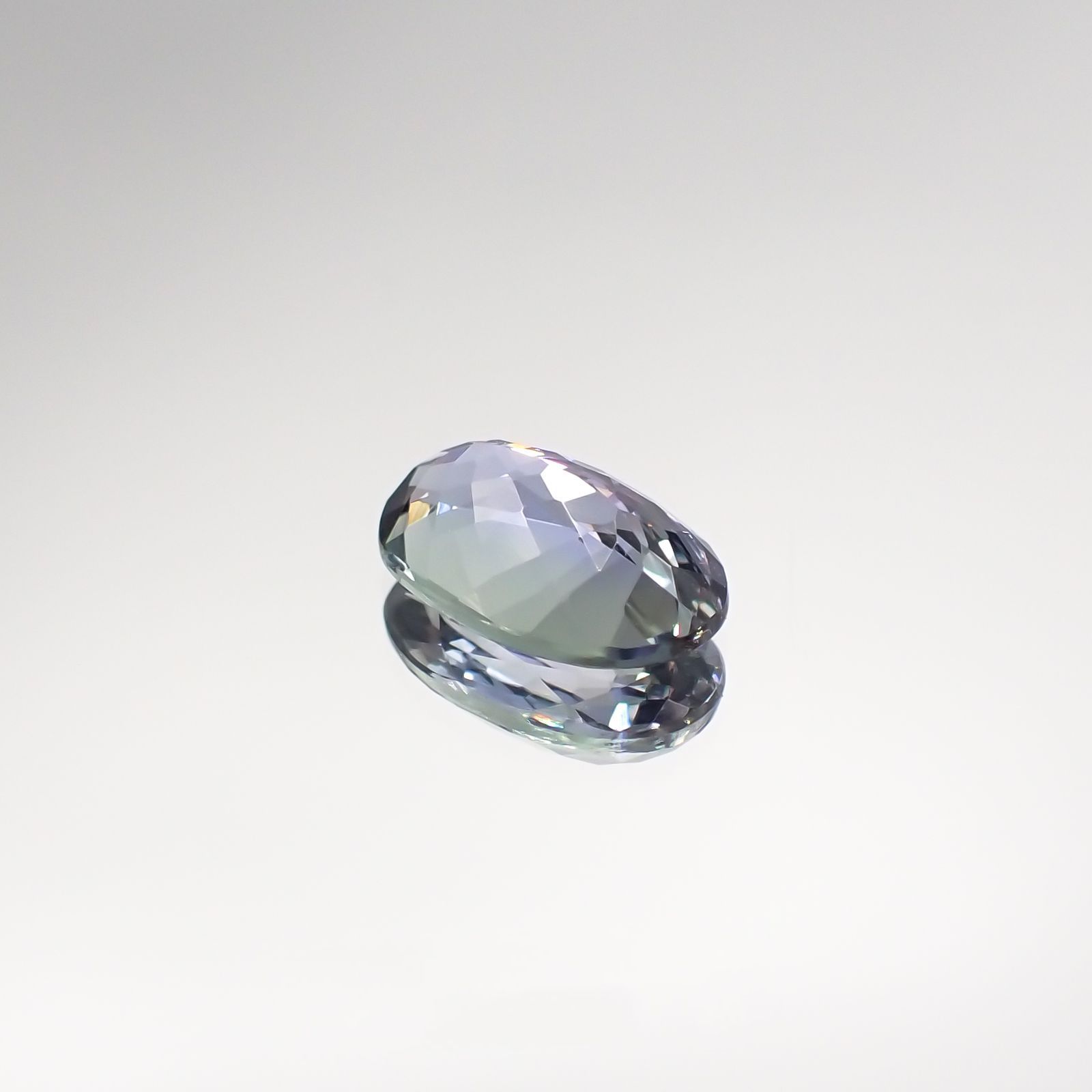 バイカラータンザナイト(宝石名タンザナイト) タンザニア産 1.467ct ソ付(彩珠)[210711821]8.9×5.8mm前後