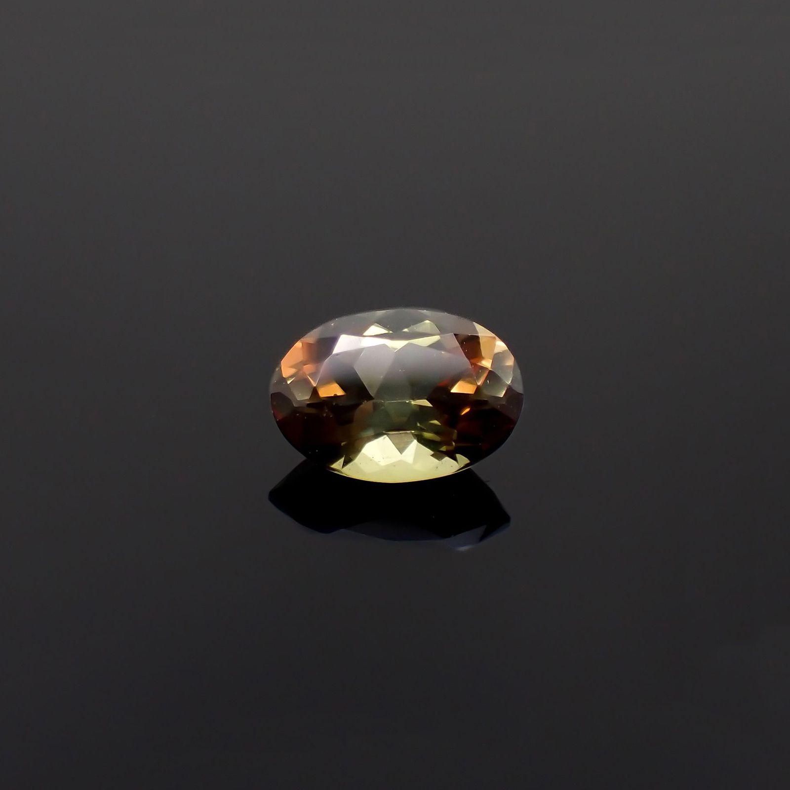 バイカラーアンダリュサイト スリランカ/マダガスカル産 0.63ct[230421600]6.5x4.4mm前後