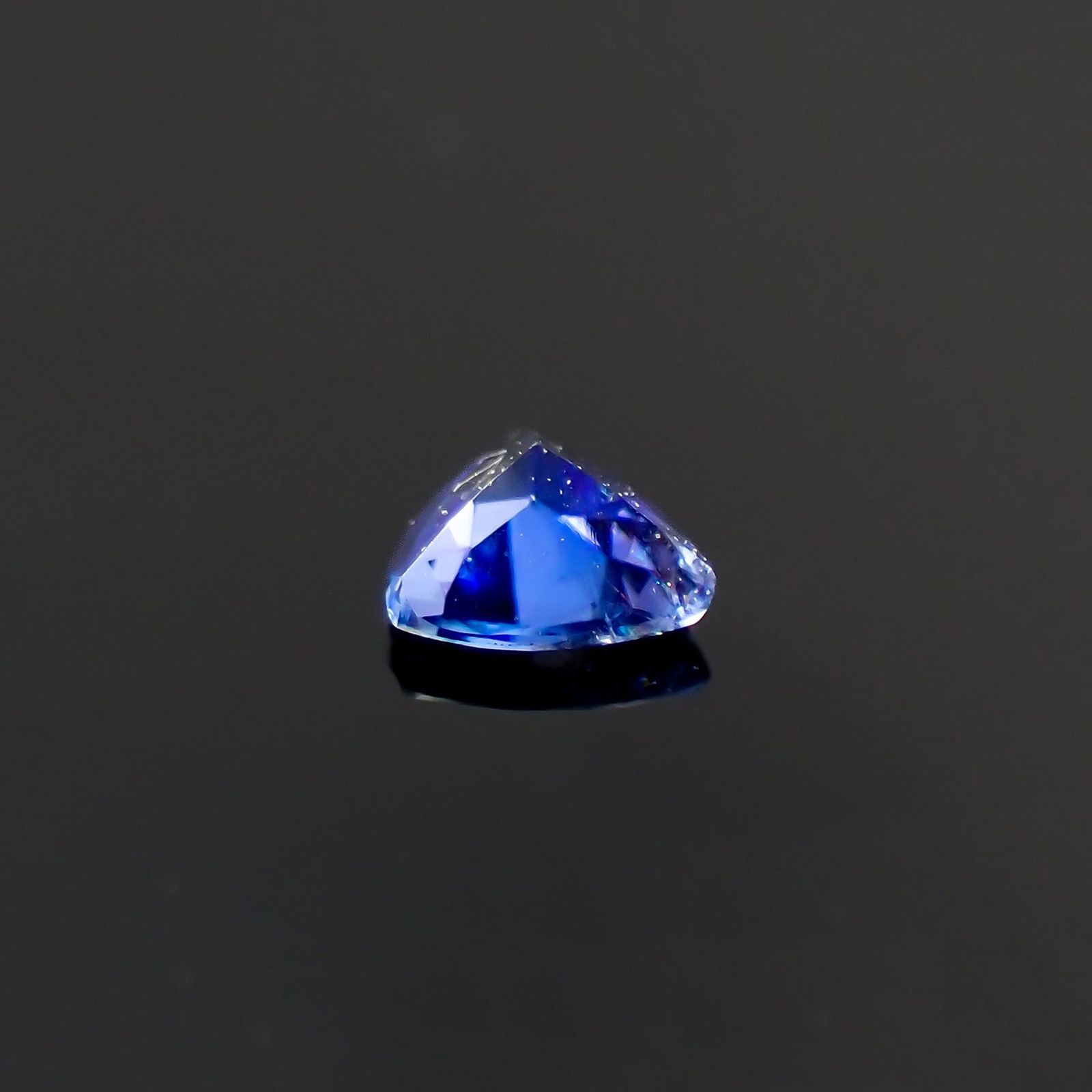 ベニトアイト(宝石名ベニトアイト)アメリカ・カリフォルニア州産 識別済 0.038ct / 2.1x2.3mm前後 [260523213]