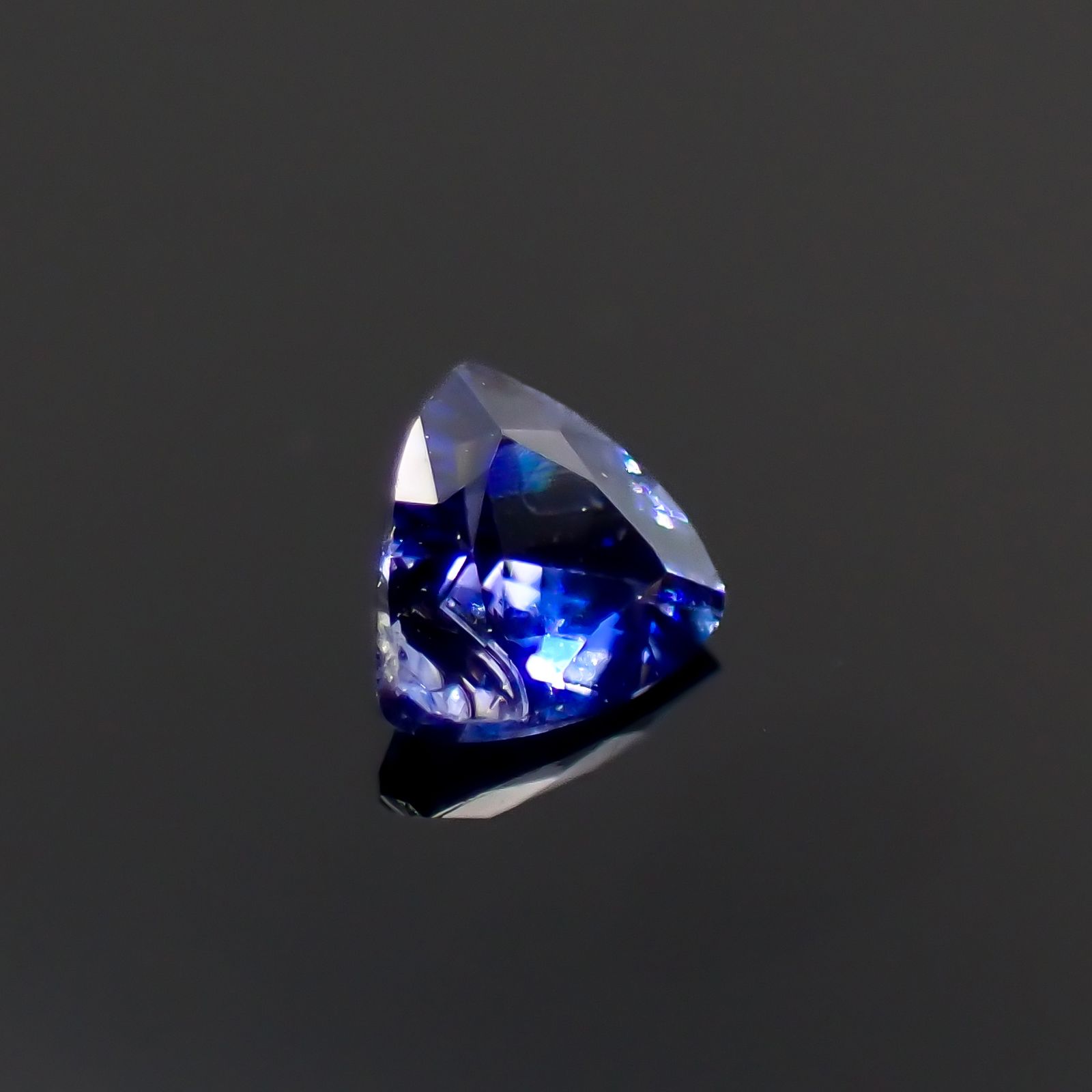 ベニトアイト(宝石名ベニトアイト)アメリカ・カリフォルニア州産 0.038ct 識別済[230823213]2.1x2.3mm前後