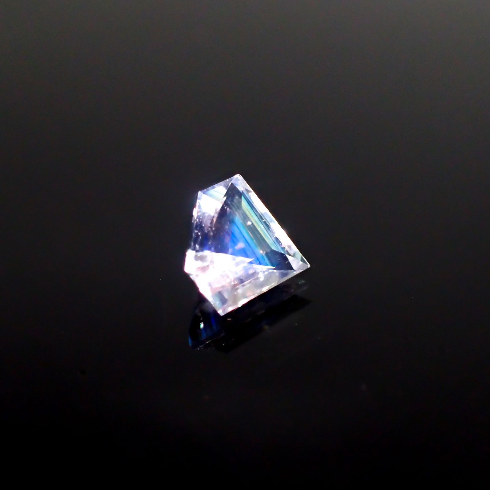 ◇カスタムカット◇レインボームーンストーン マダガスカル産 0.92ct [250229842]7x7.8mm前後