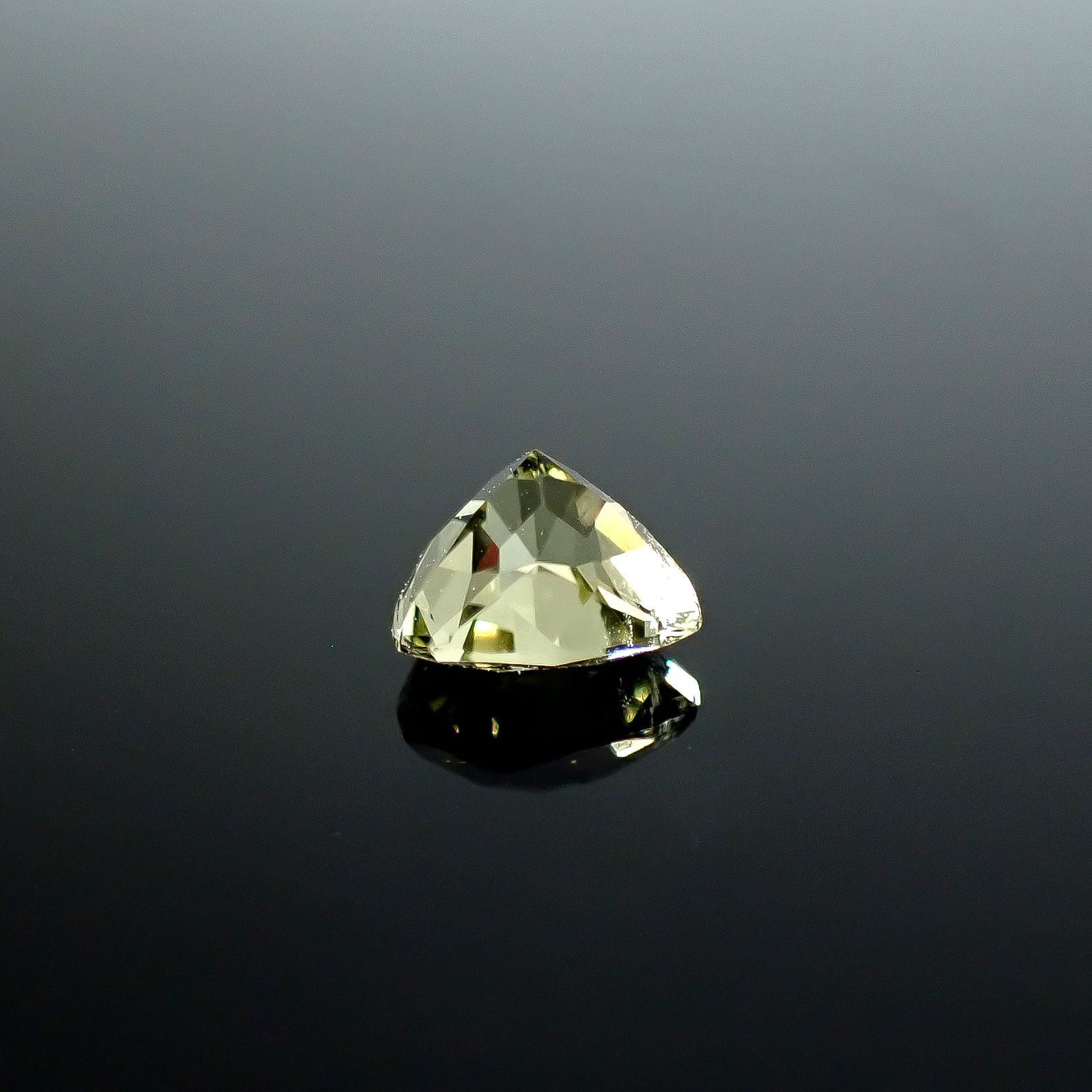 コーネルピン スリランカ産 0.95ct / 6.2x6.2mm前後 [251031230]