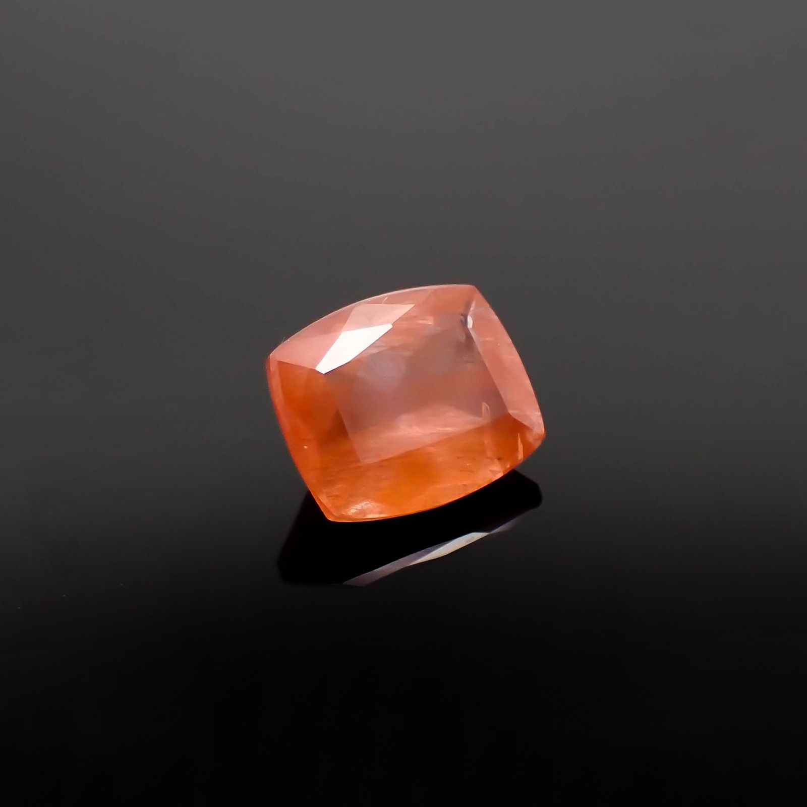サンストーンスキャポライト(宝石名シーン・スキャポライト)タンザニア産 識別済 2.71ct / 9.9x8.2mm前後 [260819281]