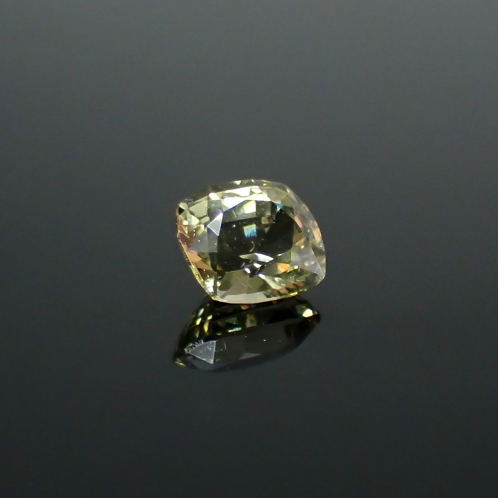 コーネルピン スリランカ産 1.08ct / 6.6x5.7mm前後 [251031238]