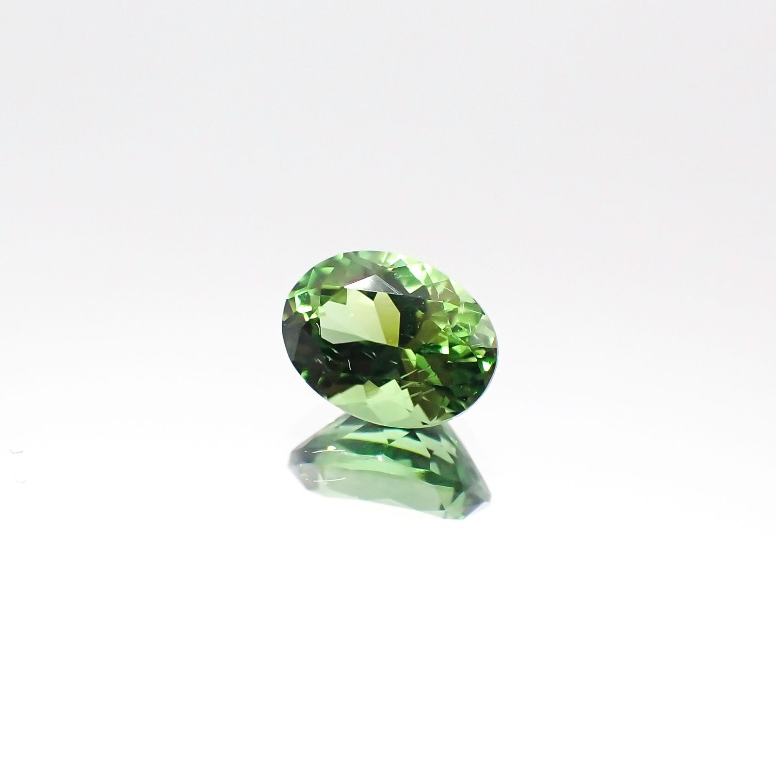 クロムトルマリン(宝石名バナジウム(クロム)・トルマリン)タンザニア産 0.813ct ソ付(彩珠)[230823071]6.7x5mm前後