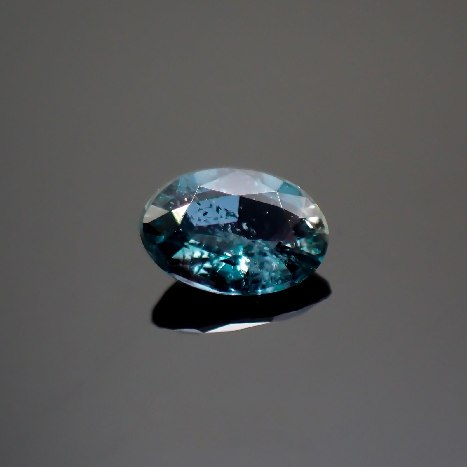 アレキサンドライト(宝石名アレキサンドライト)ブラジル産/EmeraldMains社製 0.101ct ソ付(彩珠)[220113809]3.4x2.4mm前後