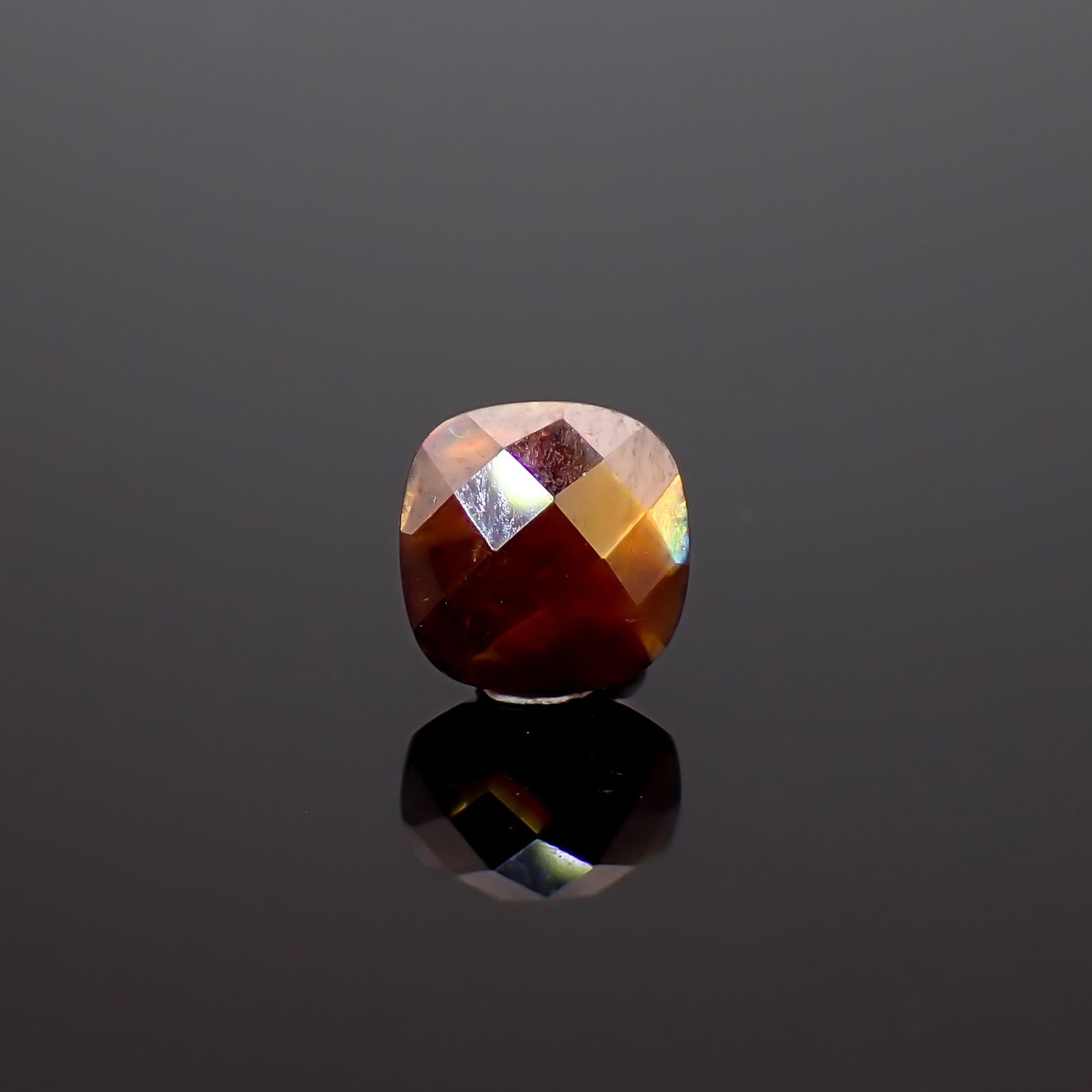 ◇リバーシブル・チェッカーカット◇レインボーガーネット 日本・奈良県産 1.66ct / 6.6x6.6mm前後 [260932922]