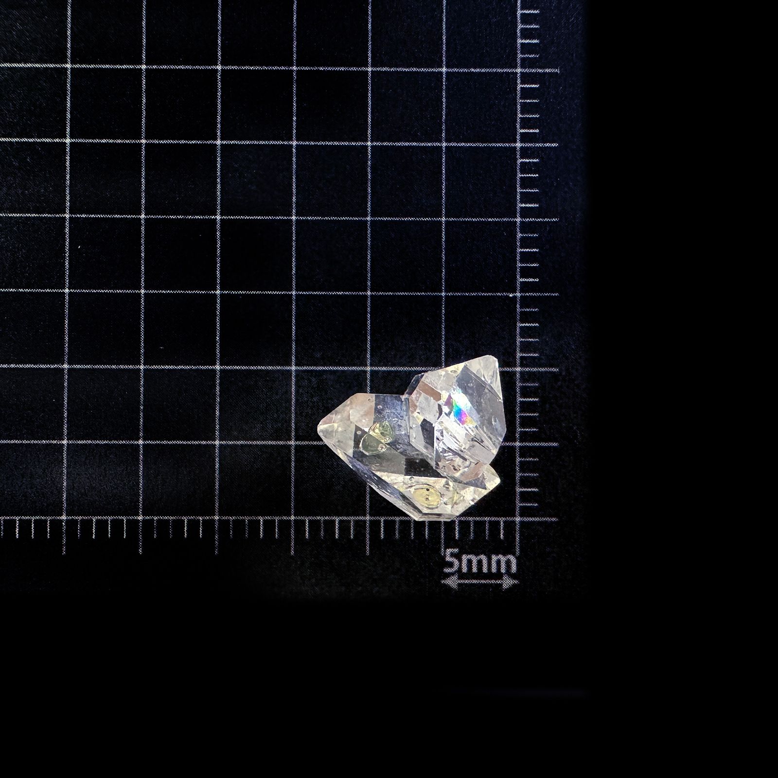 オイルインクォーツ原石 パキスタン産 4.55ct[240828663]10.9x11mm前後
