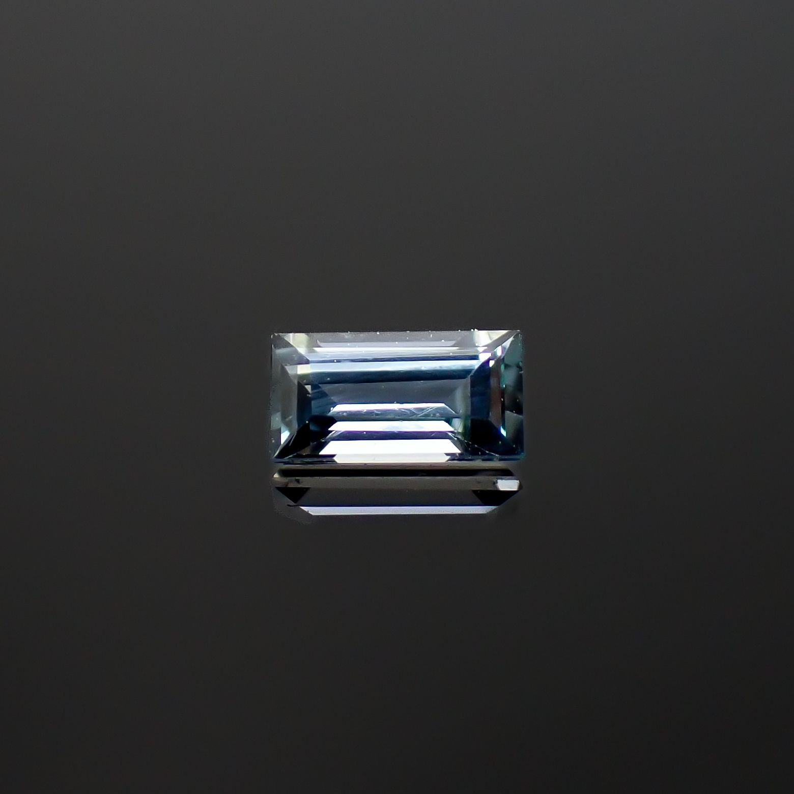 サファリン スリランカ産 0.13ct / 4.1x2.2mm前後 [260432061]