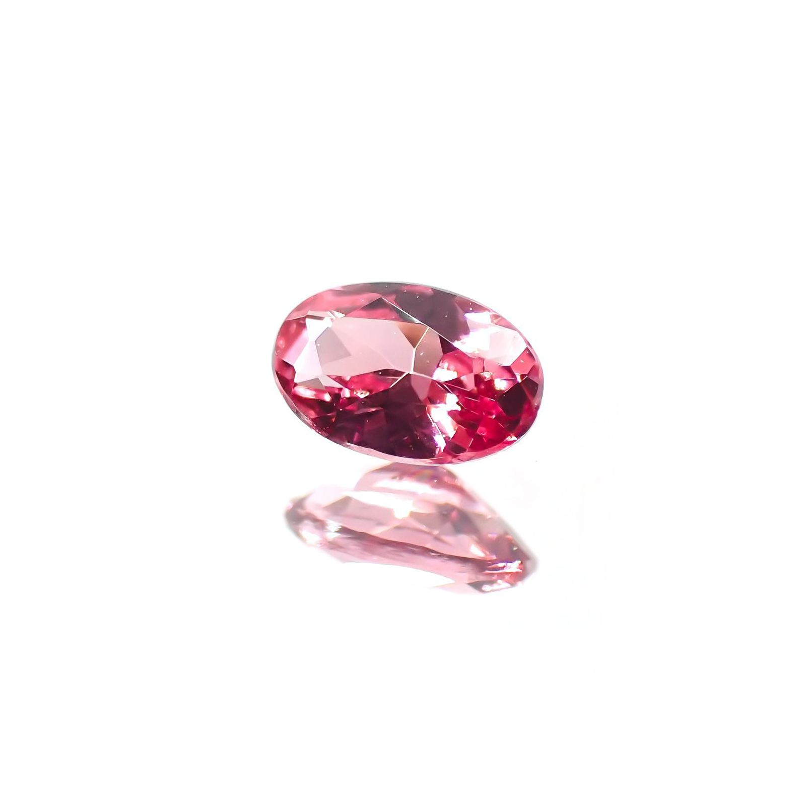 ホットピンクスピネル(宝石名ピンク・スピネル)タンザニア産 識別済 0.27ct / 5.1x3.3mm前後 [220113914]