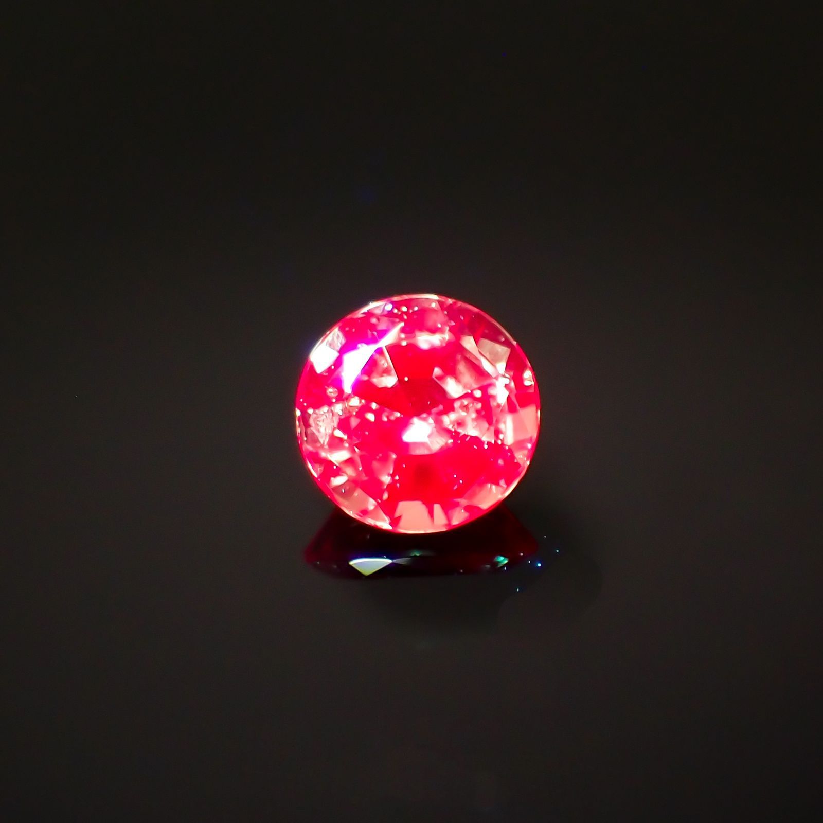 アレキサンドライト(宝石名アレキサンドライト)ブラジル産/EmeraldMains社製 0.158ct ソ付(彩珠)[220516026]3.4x3.3mm前後