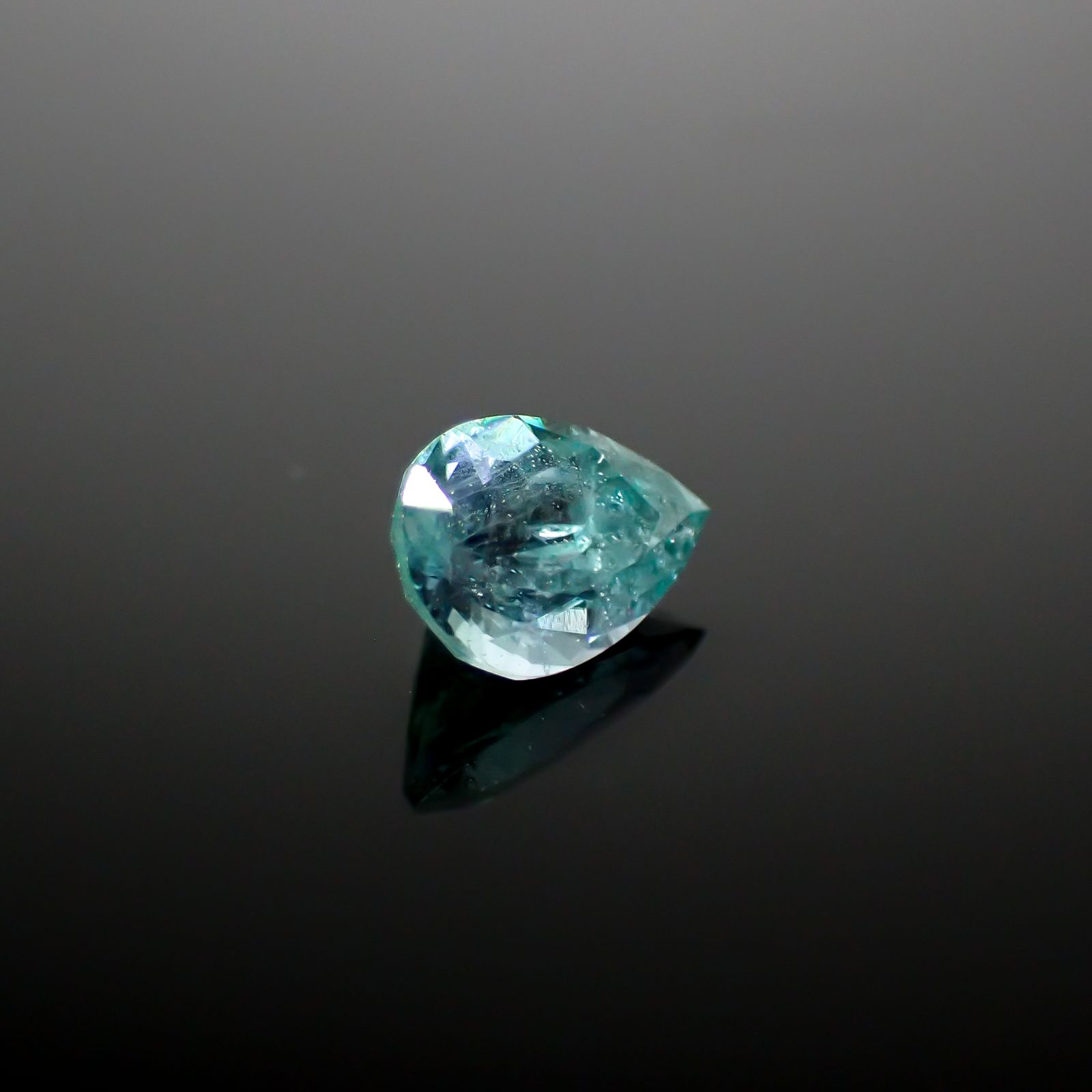 ブルーコーネルピン(宝石名ブルー・コーネルピン)タンザニア産 0.578ct ソ付(彩珠)[241129473]6.4x4.5mm前後