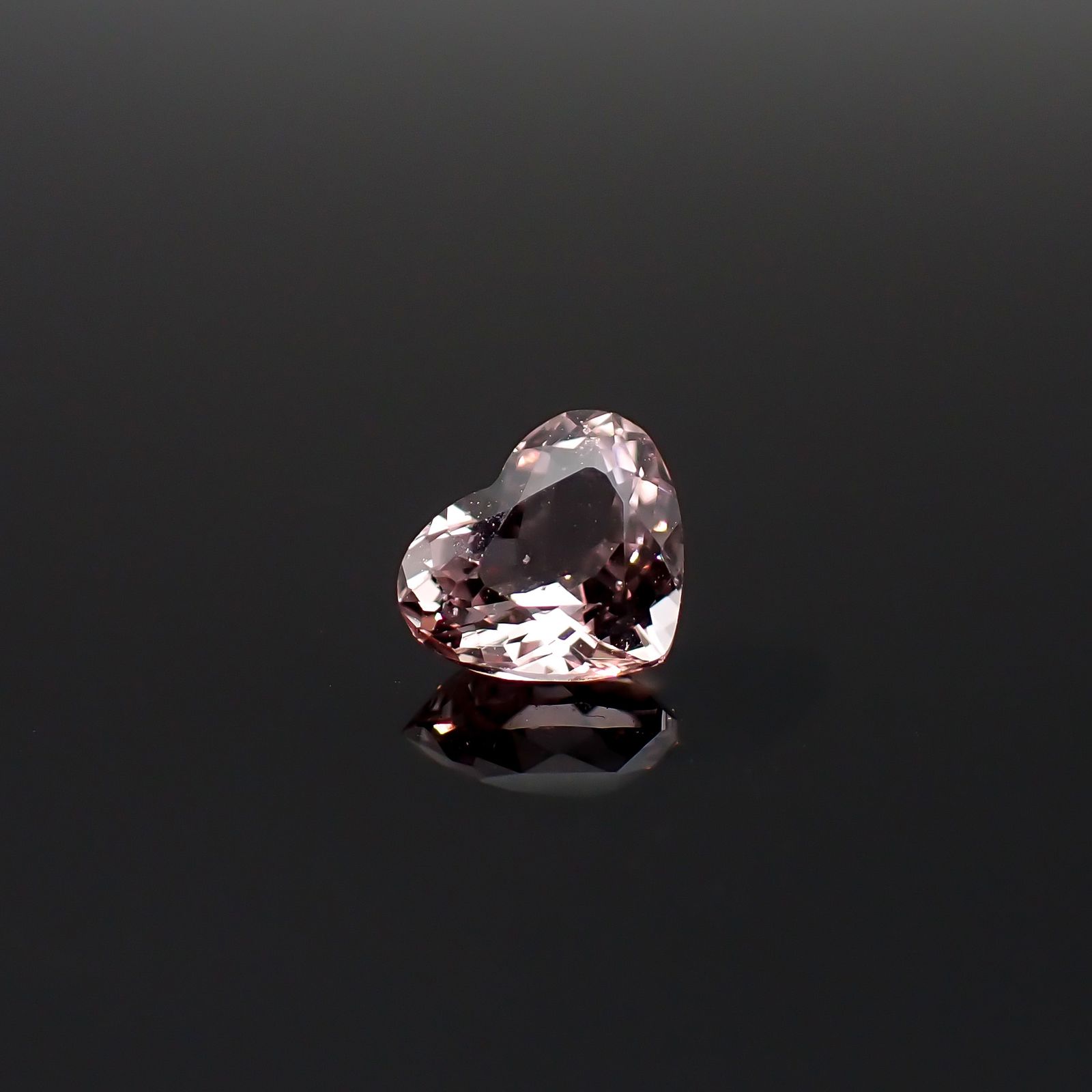 モルガナイト ブラジル産 0.92ct / 6.1x7.3mm前後 [260632310]