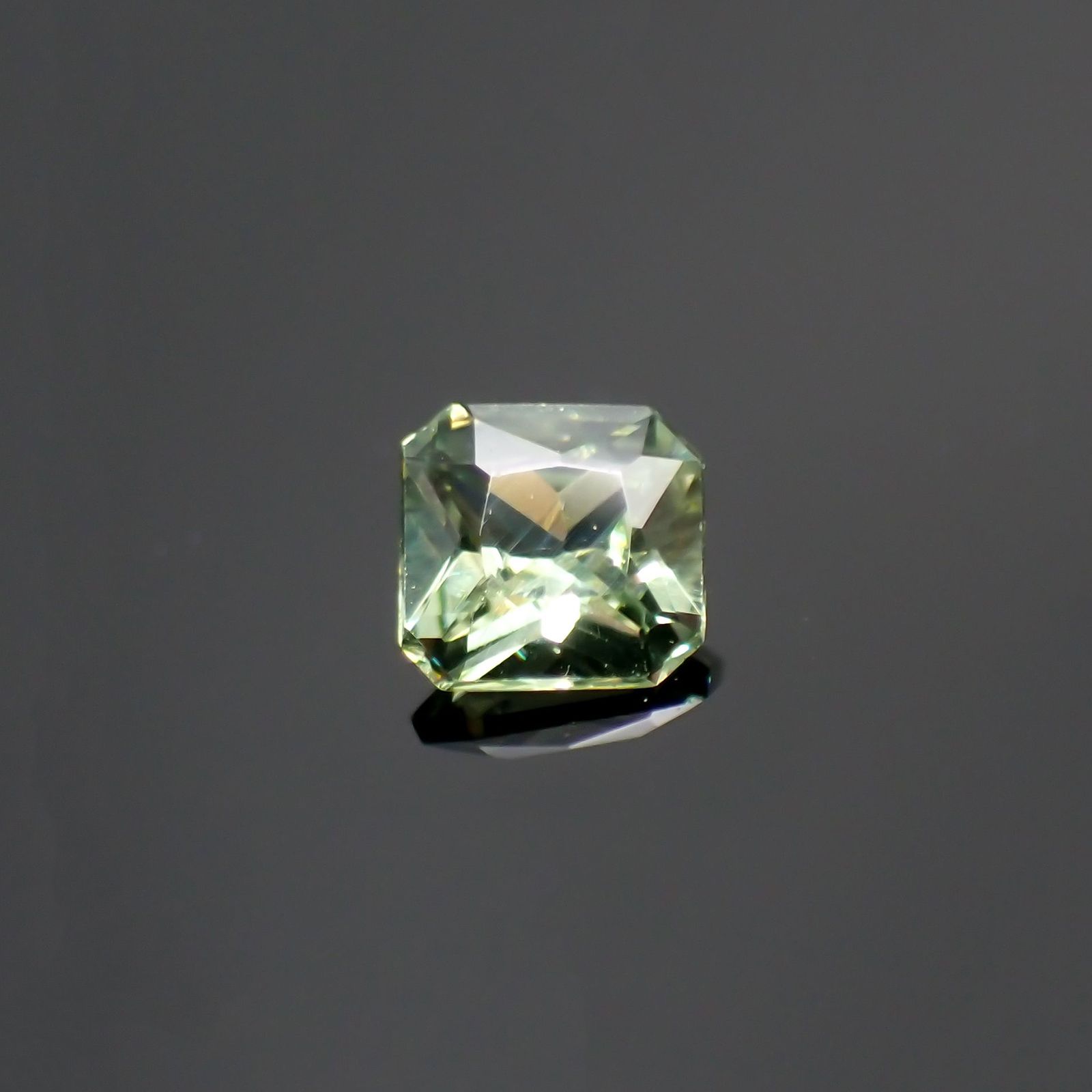 デマントイドガーネット(宝石名デマントイド・ガーネット) ナミビア産 0.12ct 識別済[210912786]2.9×2.8mm前後
