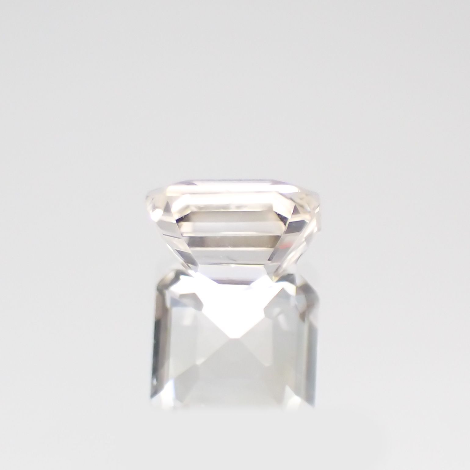 フェナカイト(宝石名フェナカイト)ブラジル産 1.062ct ソ付(彩珠)[221018577]6.1x5.9mm前後