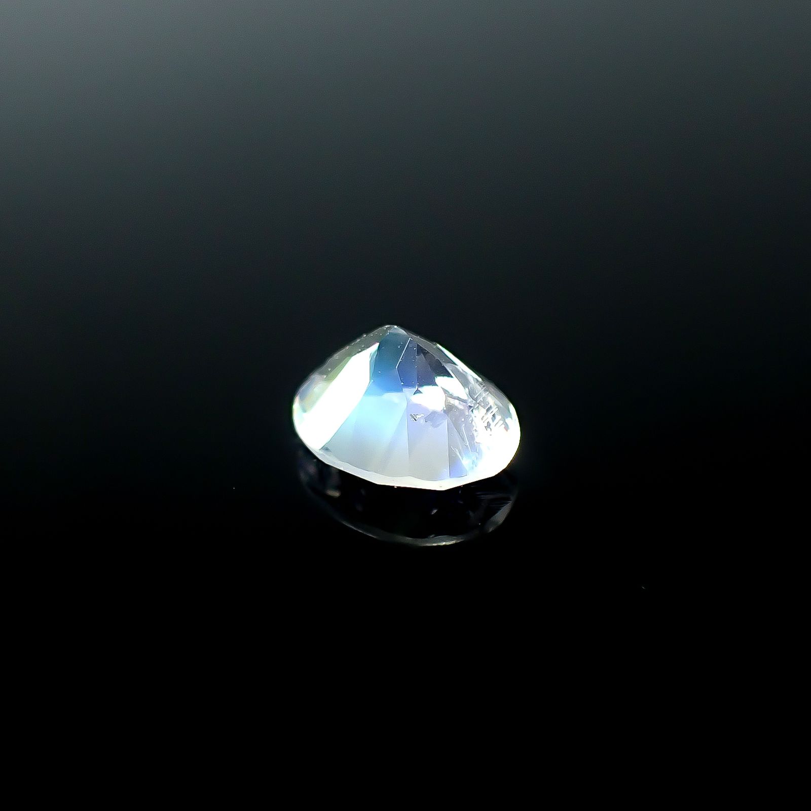 レインボームーンストーン タンザニア産 0.89ct [250730917]7.2x6mm前後