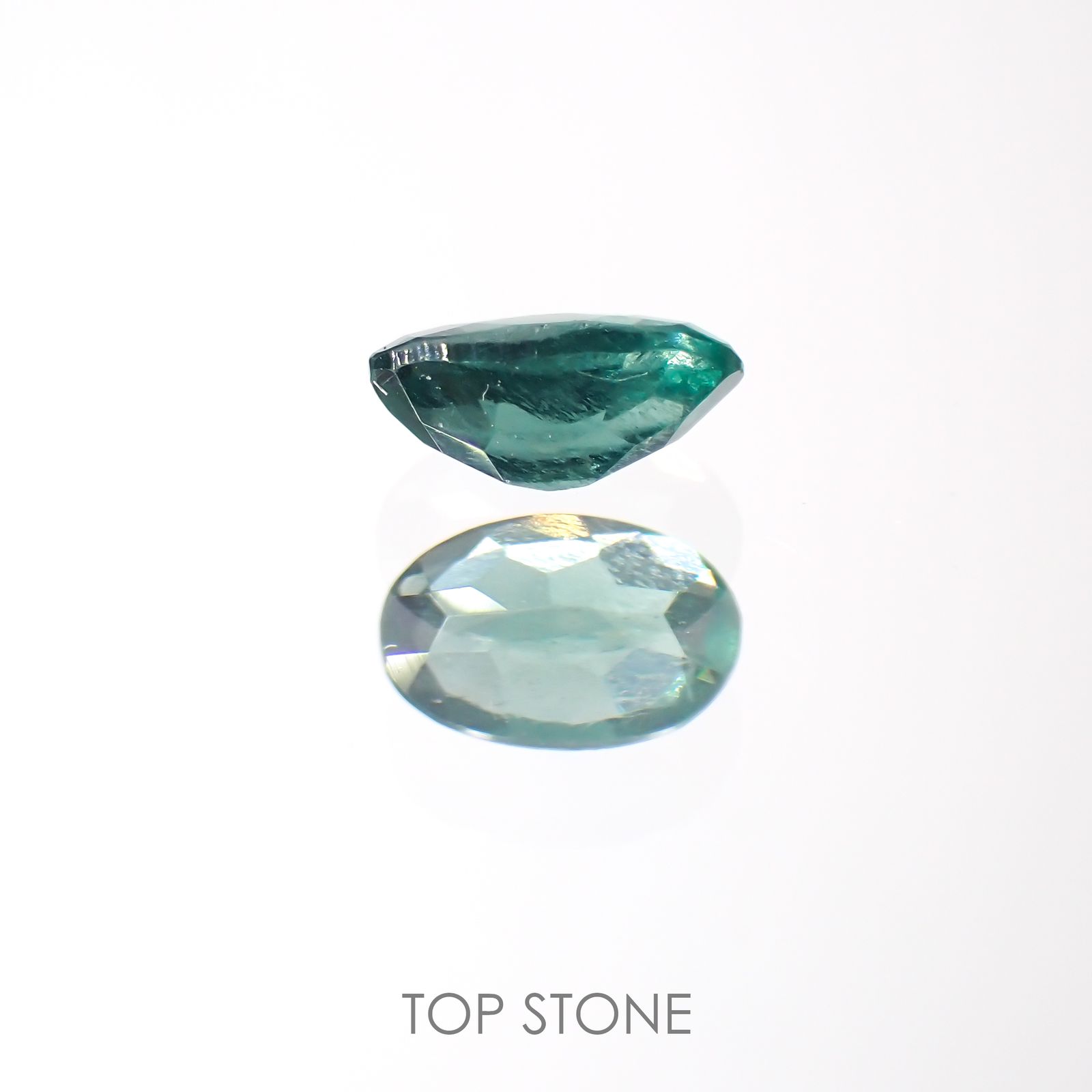 グリーンアパタイト(ノーブルモロキサイト)(宝石名アパタイト) マダガスカル産 0.22ct 識別済[211013528]4.8×3.1mm前後
