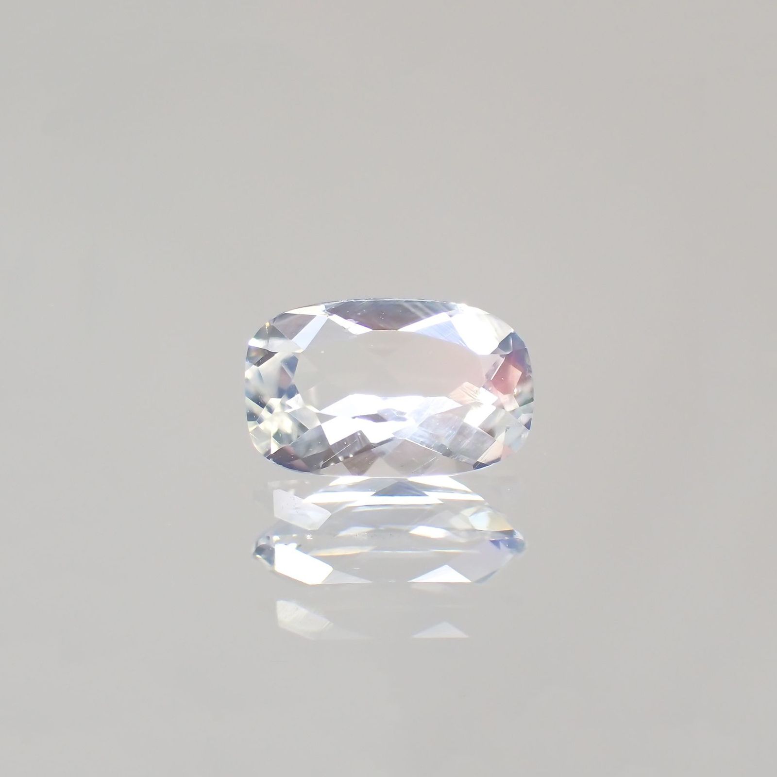 レインボームーンストーン(宝石名ラブラドライト)マダガスカル産 識別済 0.51ct / 6.8x4.3mm前後 [251213741]