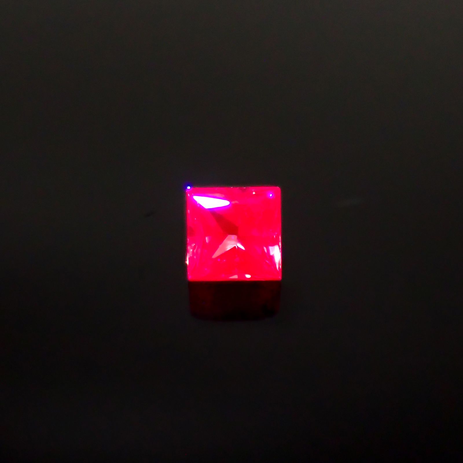 ◇プリンセスカット◇ホットピンクスピネル(宝石名ピンク・スピネル)タンザニア産 0.18ct 識別済[220817532]3x3mm前後 | TOP  STONE(トップストーン)