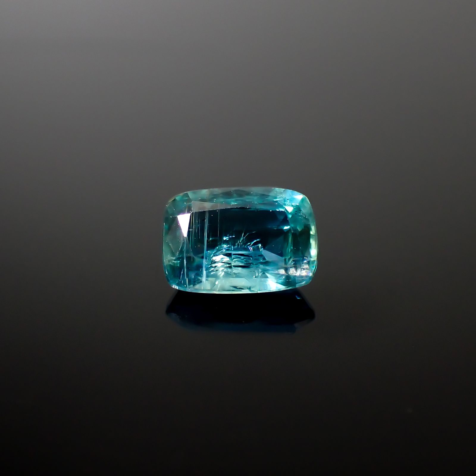 バイカラーカイヤナイト(宝石名カイヤナイト)ネパール産 0.88ct 識別済[240326688]6.4x4.5mm前後