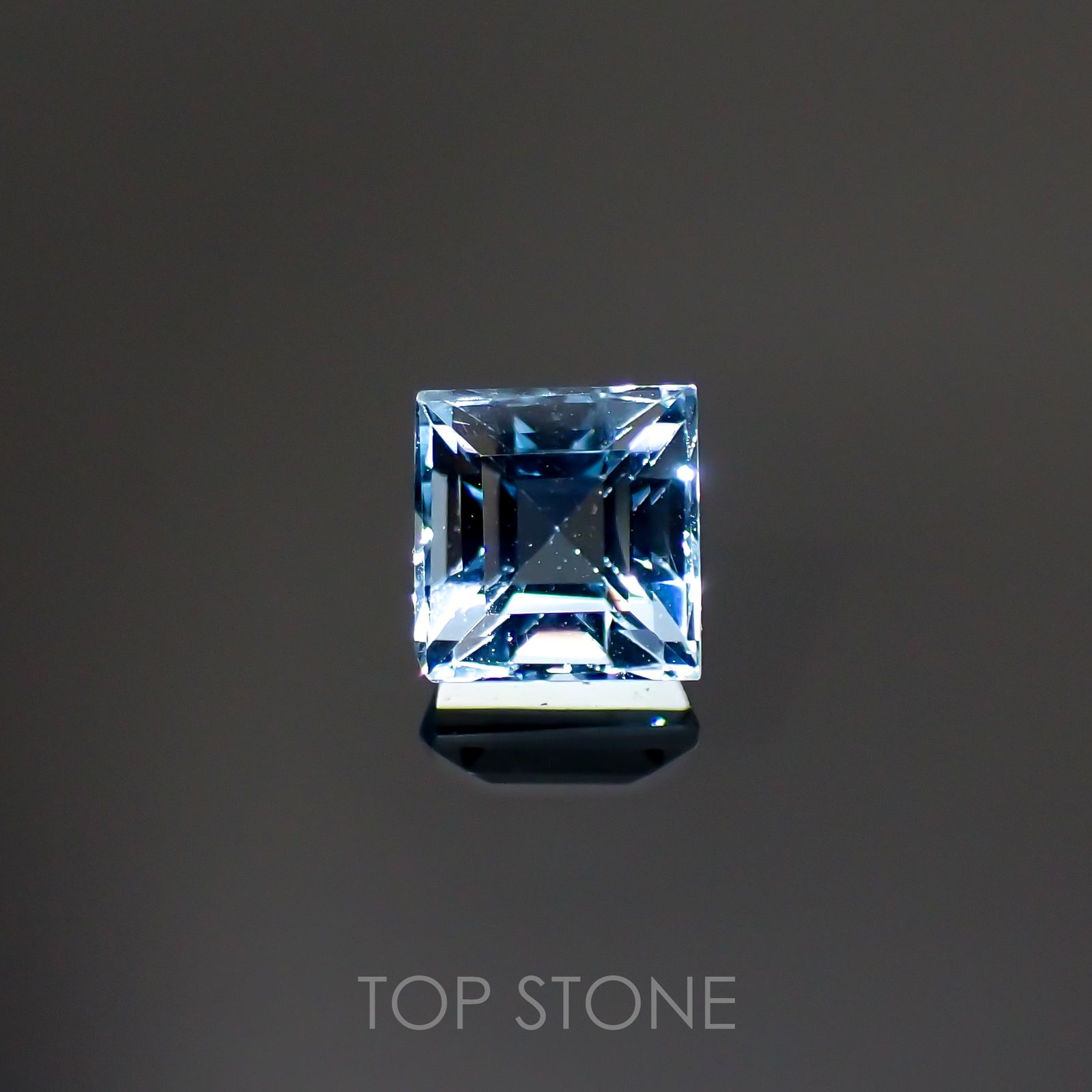 アクアマリン サンタマリアカラー(宝石名アクアマリン) モザンビーク産 0.73ct 識別済[210812594]4.9×4.8mm前後