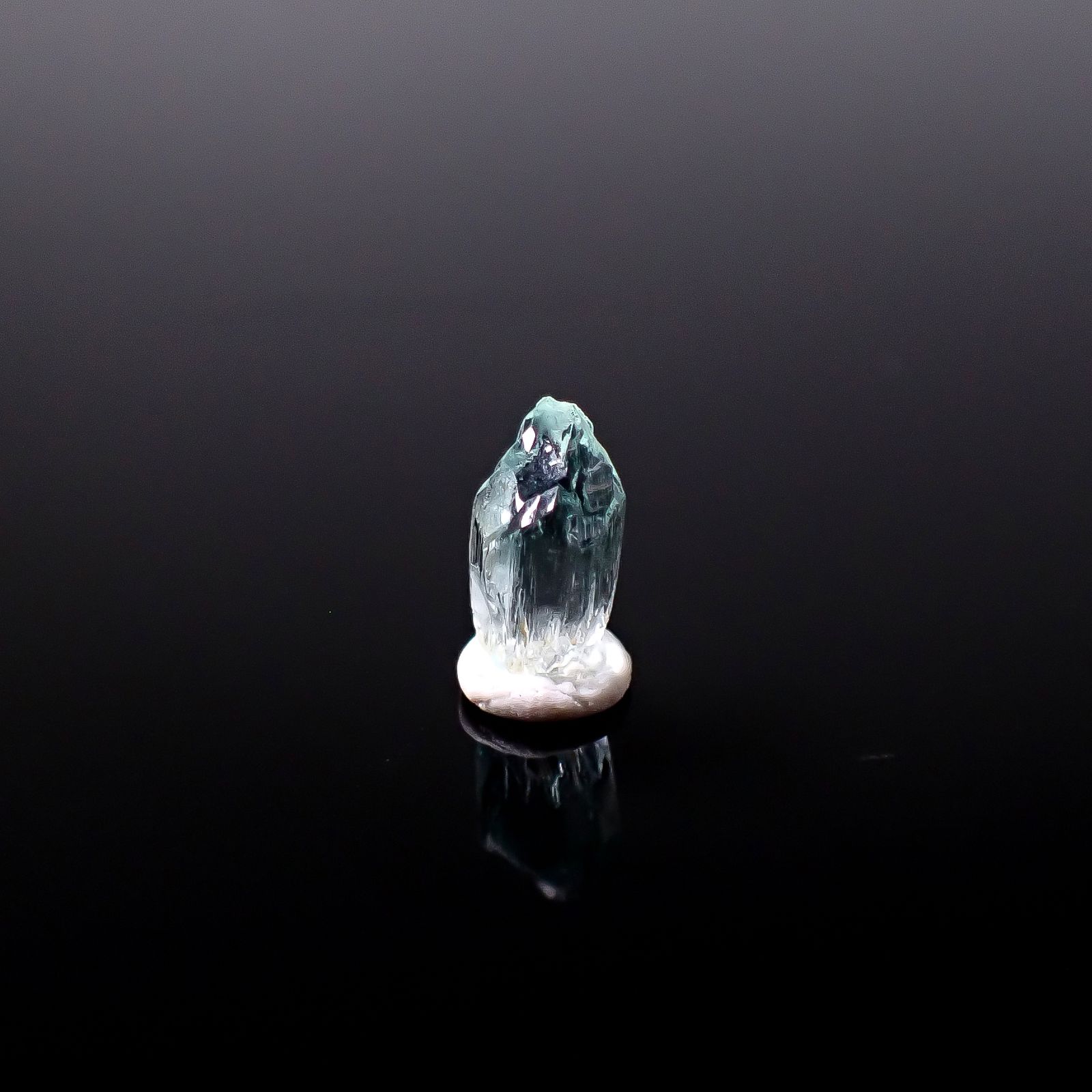 ミントベリル柱状結晶 原石 ナイジェリア産 0.69ct / 7.3x3.7mm前後 [251231420]