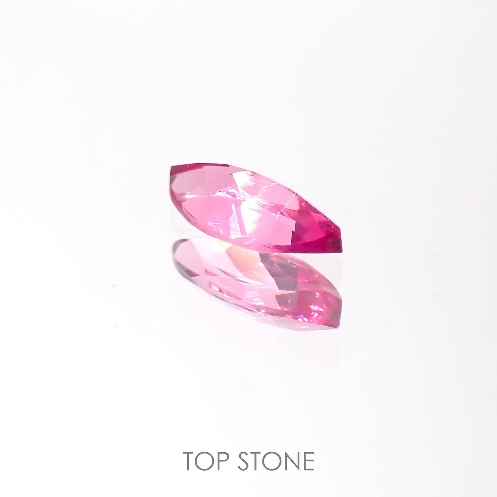 ホットピンクスピネル(宝石名ピンク・スピネル)タンザニア産 0.38ct 識別済[220113913]7.1x3.4mm前後