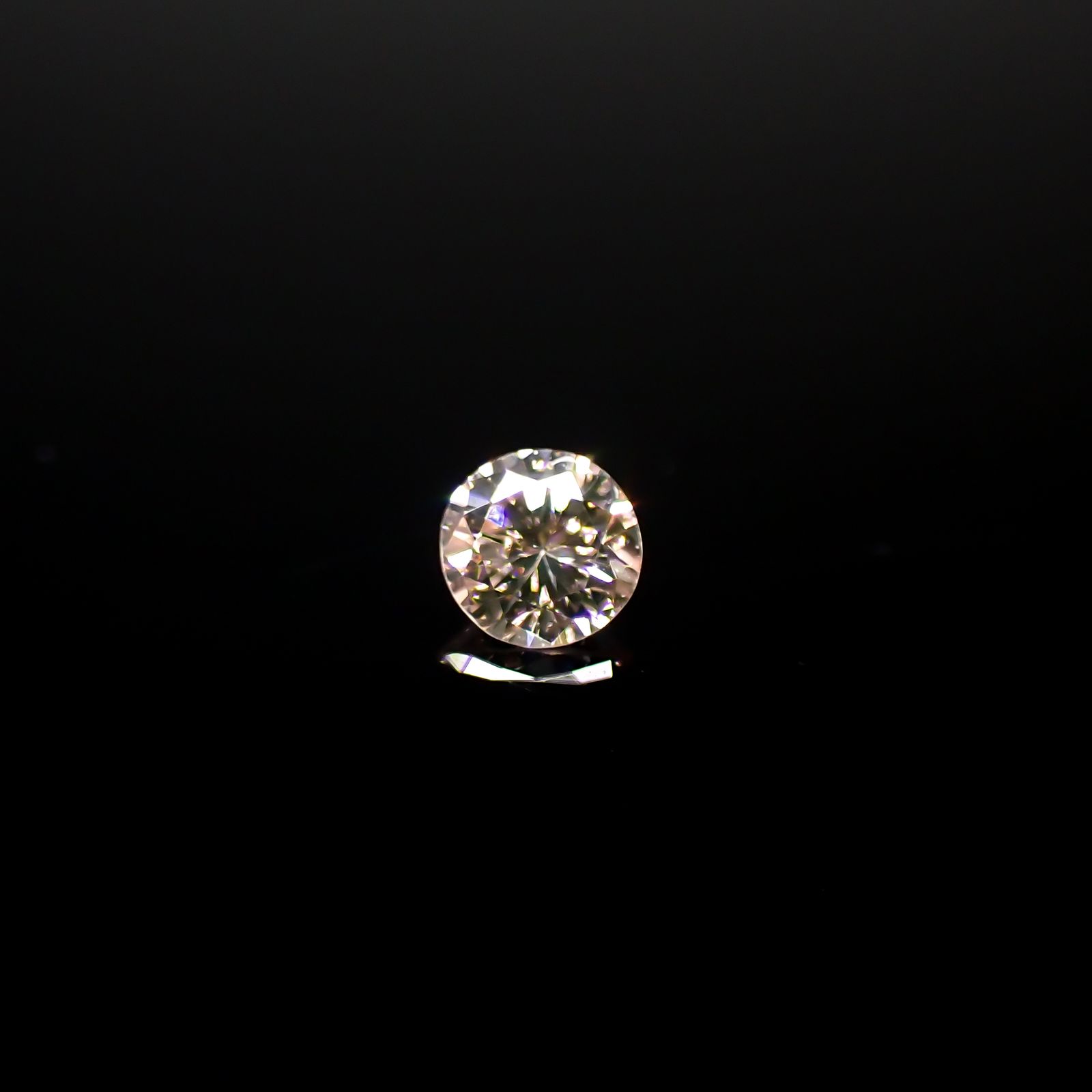 ピンクダイヤモンド(宝石名ダイアモンド SI-1/FANCY LIGHT ORANGY PINK) 0.046ct ソ付(CGL)[240326637]2.29x2.35mm前後
