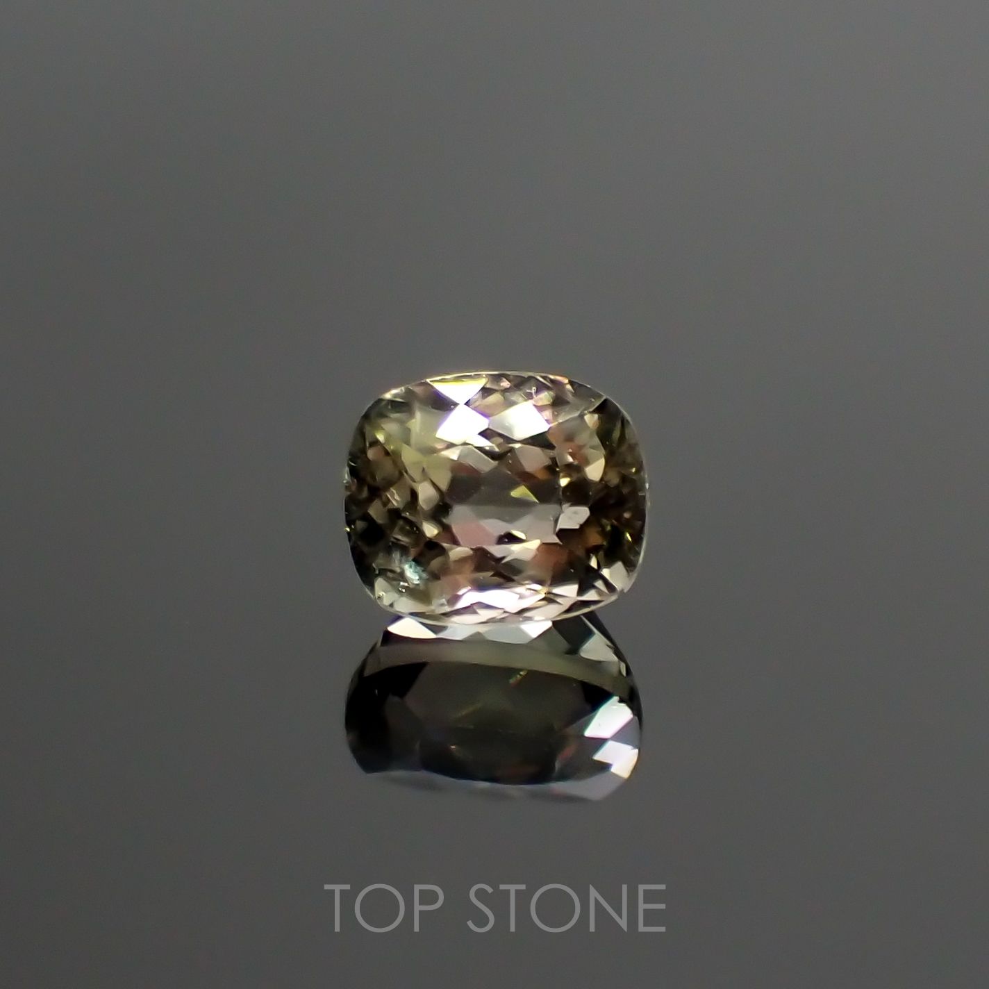 ダイアスポア カラーチェンジ(宝石名ダイアスポア) トルコ産 1.22ct 識別済[210812418]6.3×5.2mm前後