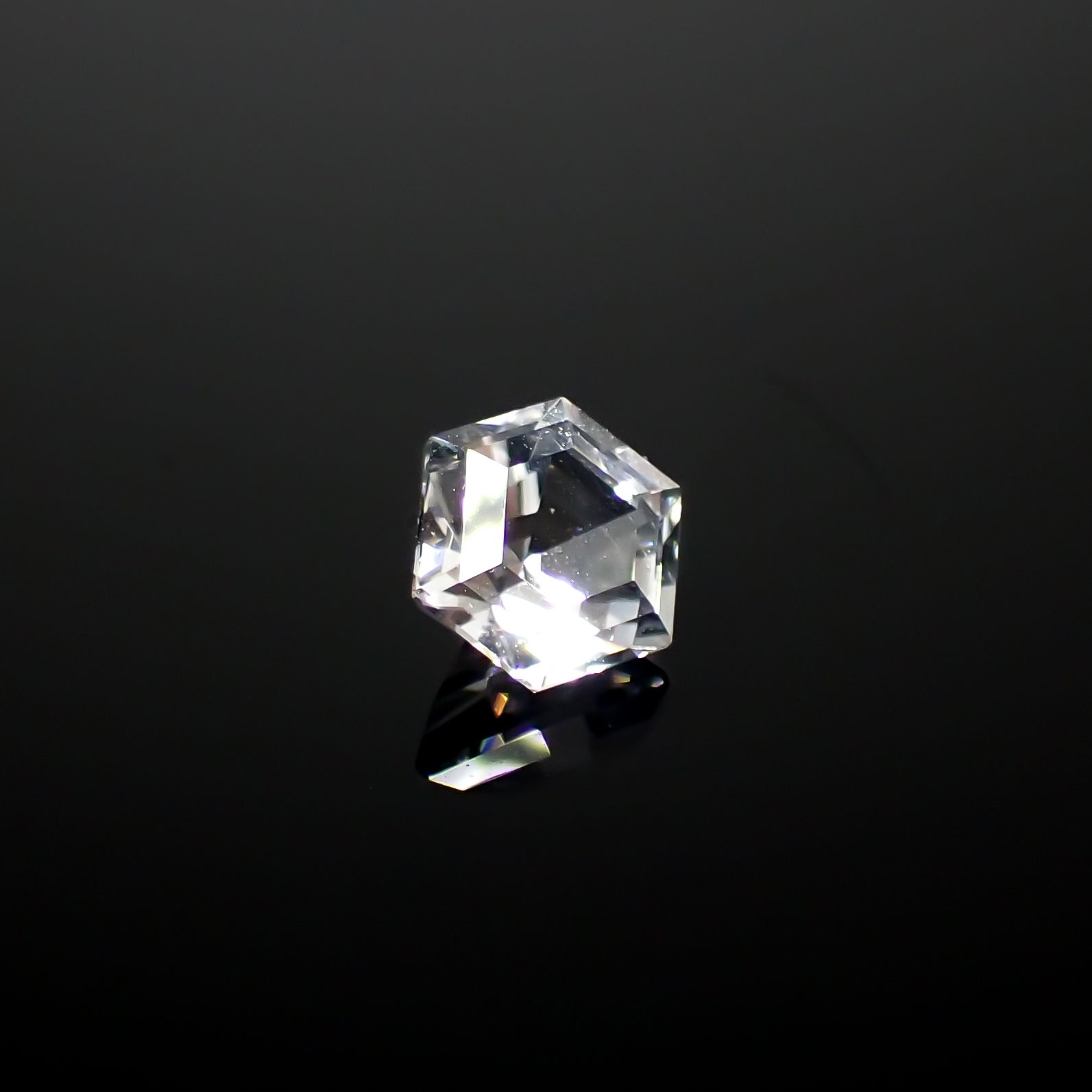◇ヘキサゴンカット◇レムリアンシードクリスタル(保証シール付き) ブラジル産 0.83ct[240326839]5.9x5.8mm前後