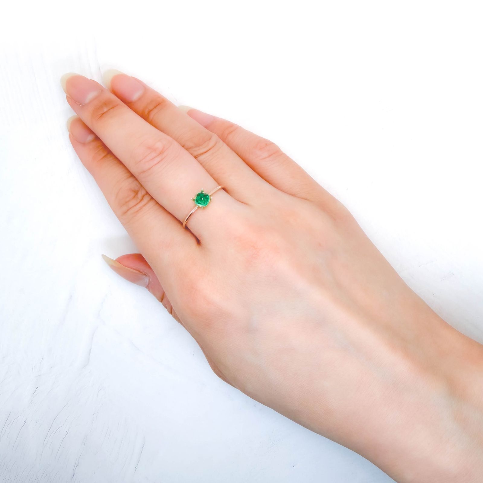 ◇シュガーローフカット◇エメラルド(宝石名エメラルド)コロンビア産 識別済 0.43ct / 4.4x4.3mm前後 [260715200]