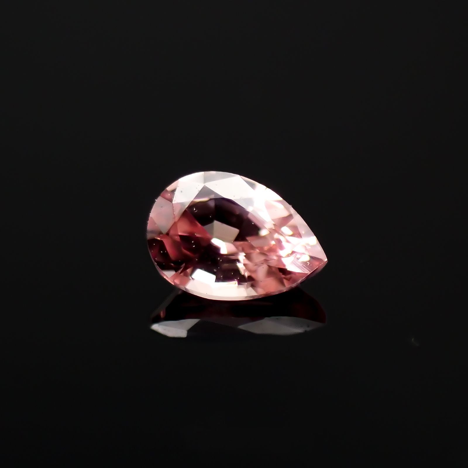 パパラチャサファイア(宝石名サファイア/別名パパラチャ・サファイア)スリランカ産 0.068ct ソ付(日独)[221219640]3.02x2.11mm前後