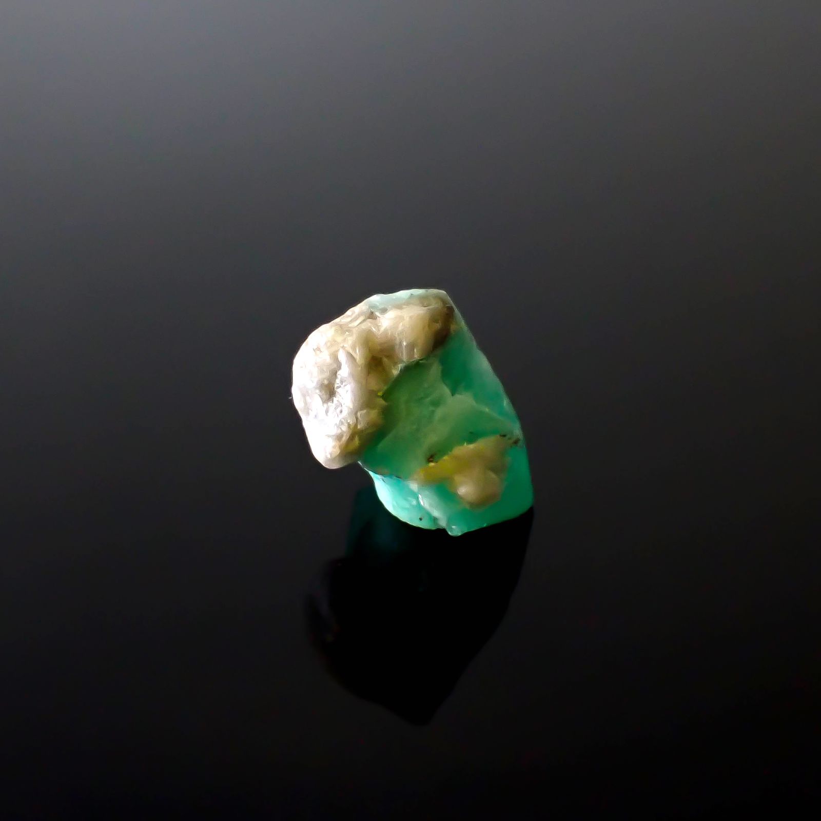 エメラルド原石 コロンビア産 21.95ct [250430182]20.2x14.6mm前後