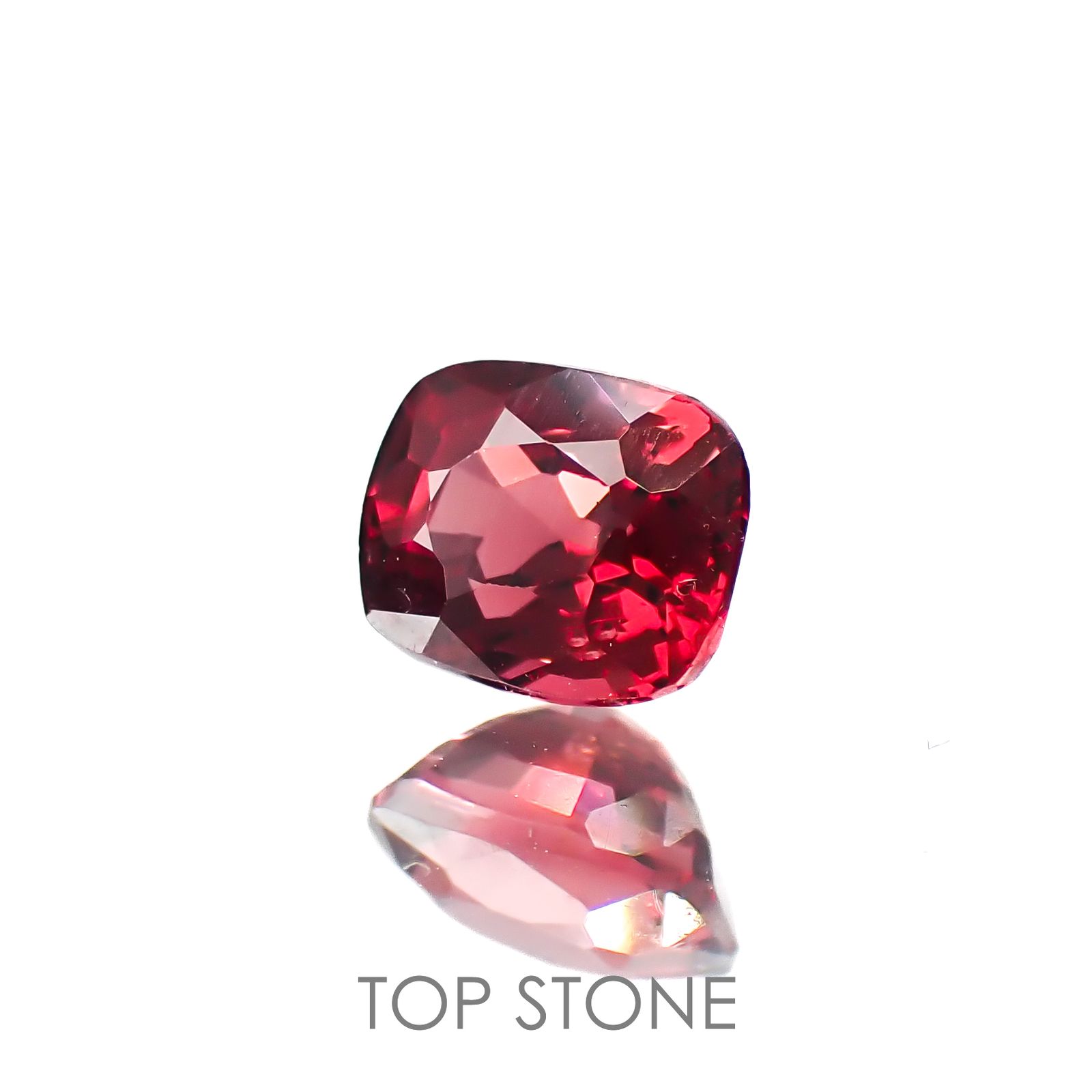 レッドスピネル(宝石名スピネル)ビルマ/マダガスカル産 0.61ct 識別済[220817542]5.1x4.2mm前後