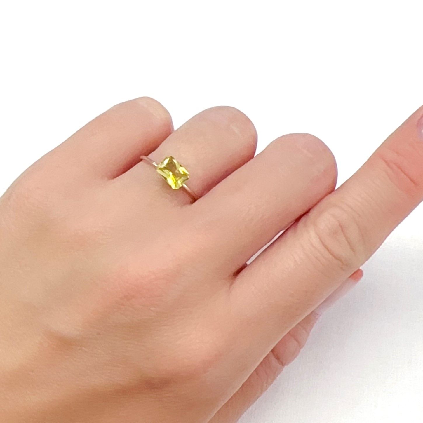 カナリートルマリン ザンビア・カナリー鉱山産 0.81ct[240527563]6.9x4.8mm前後