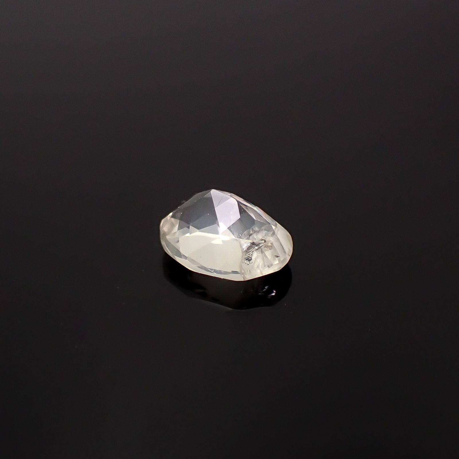 リューサイト 遊色効果あり イタリア産 0.67ct / 6.9x5.2mm前後 [260131557]