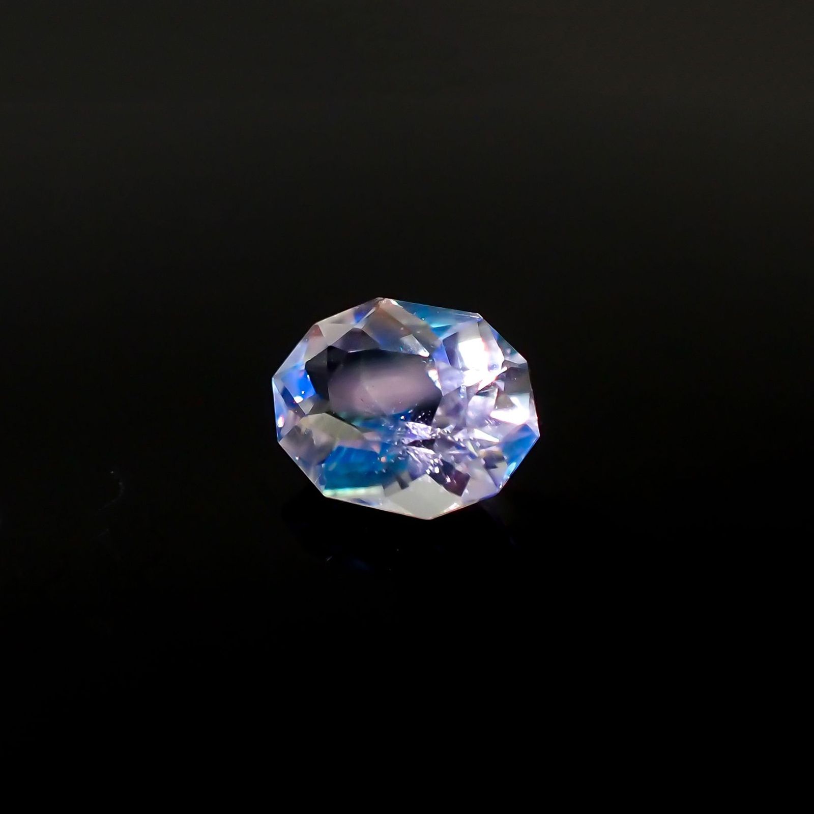 ◇カスタムカット◇レインボームーンストーン マダガスカル産 1.02ct / 7.8x5.9mm前後 [260523434]