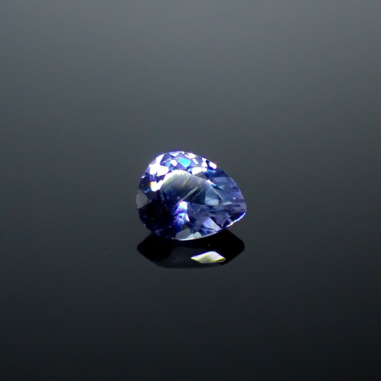 ベニトアイト アメリカ・カリフォルニア州産 0.63ct / 6x4.9mm前後 [251031292]