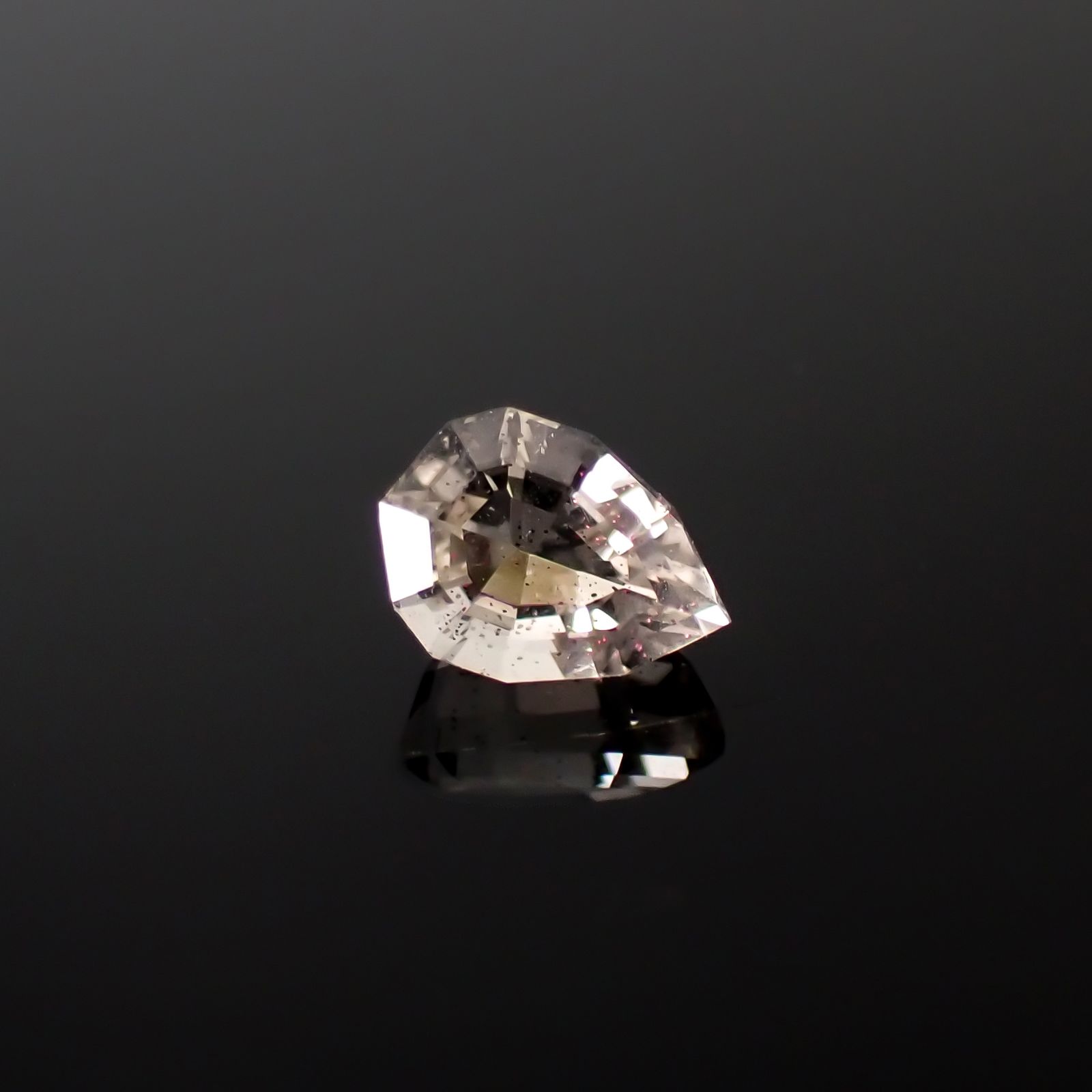 ◇カスタムカット◇ティンカーベルクォーツ ブラジル産 1.24ct[240125453]8x5.7mm前後