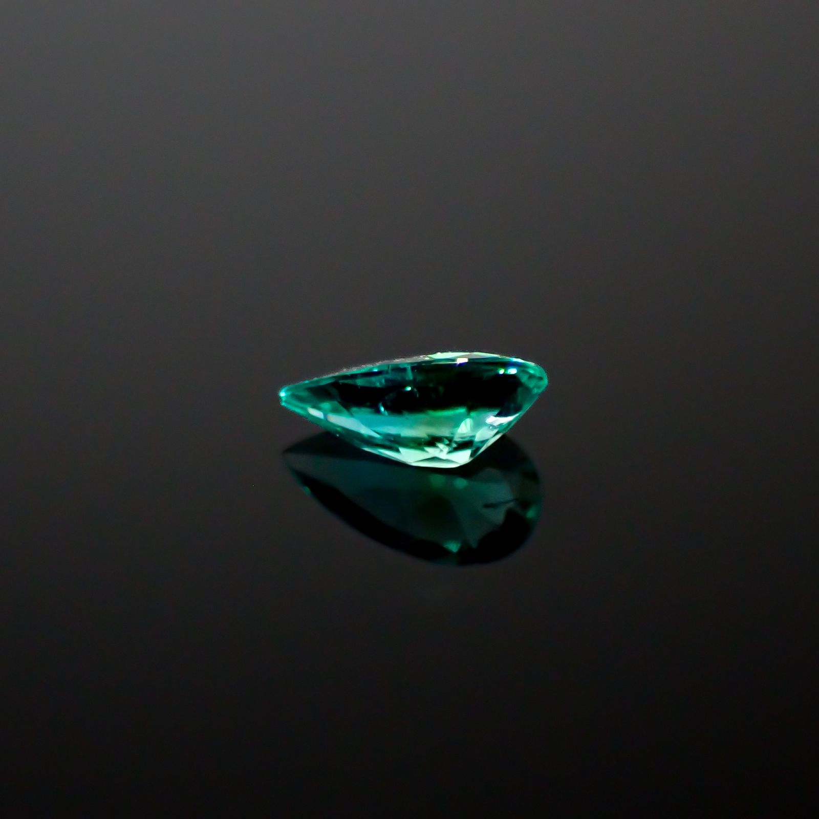 パライバトルマリン ブラジル・ムルング鉱山産 0.10ct[240928754]4.3x2.4mm前後