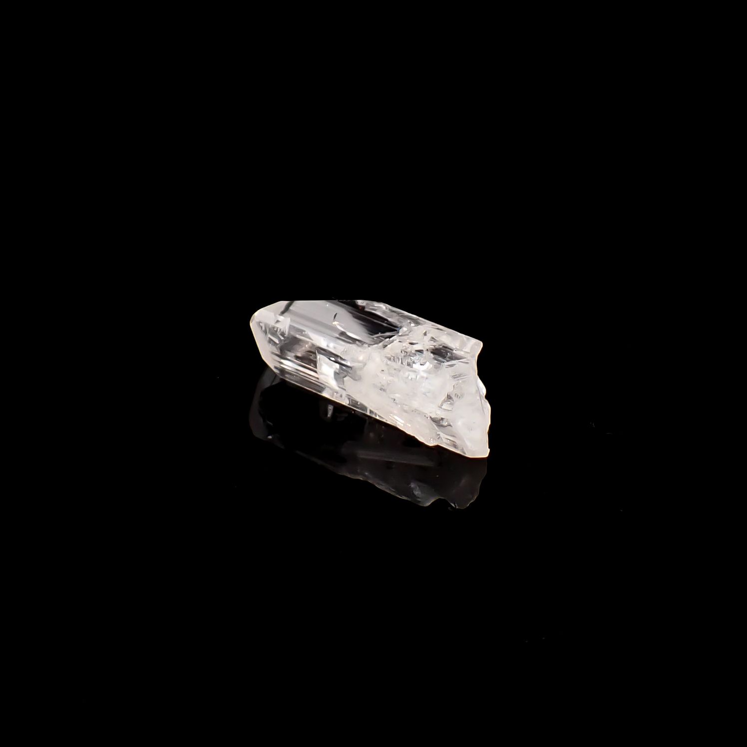 ダンビュライト原石 メキシコ産 9.85ct / 20x8.1mm前後 [260532170]