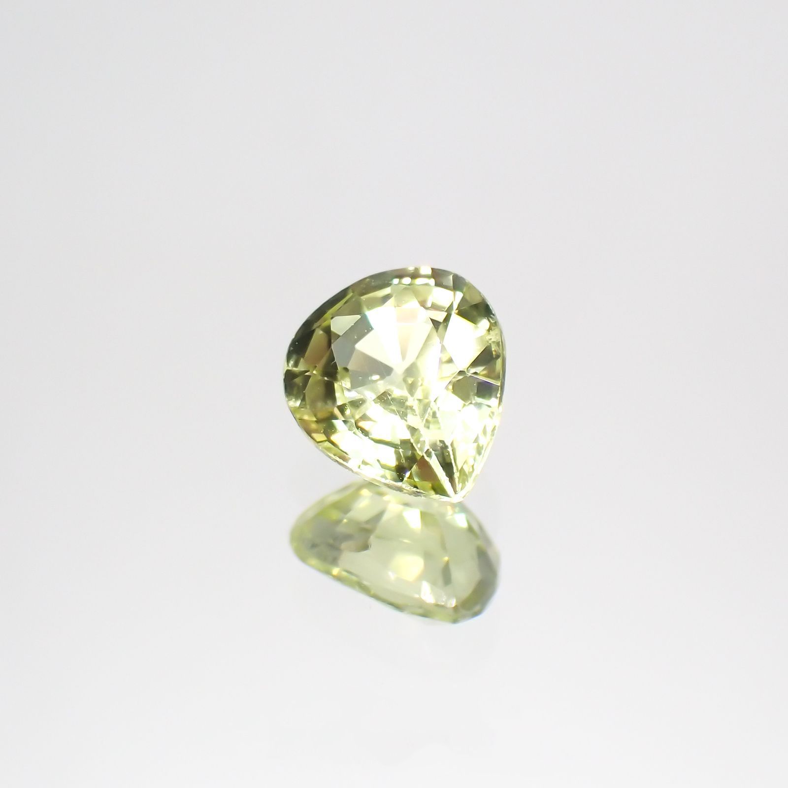 クリソベリル(宝石名クリソベリル)マダガスカル産 0.68ct 識別済[220114492]5.9x4.9mm前後