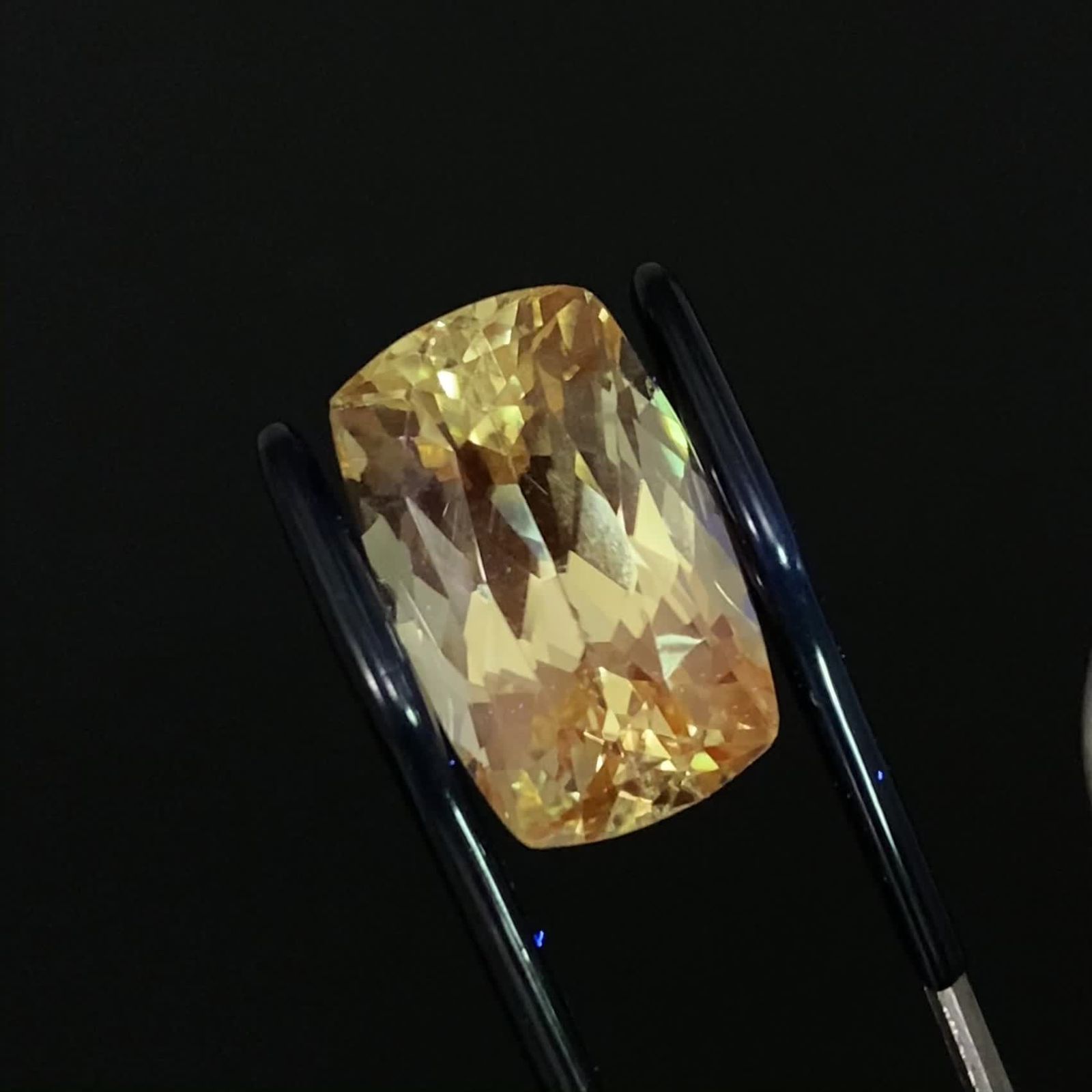 トリフェーン アフガニスタン産 22.65ct / 19.4x12.3mm前後 [240928700
