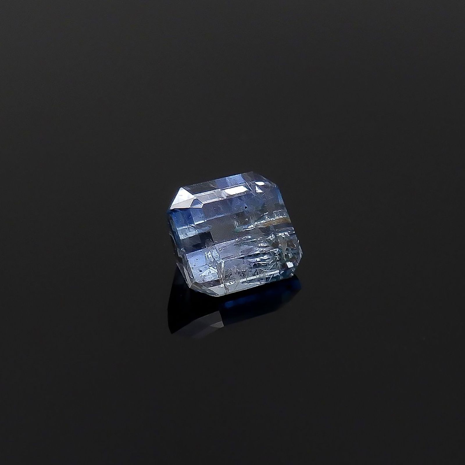 ジェレメジェバイト(宝石名エレメジェバイト)ナミビア産 ソ付(彩珠) 0.508ct / 4.6x4.3mm前後 [220717078]
