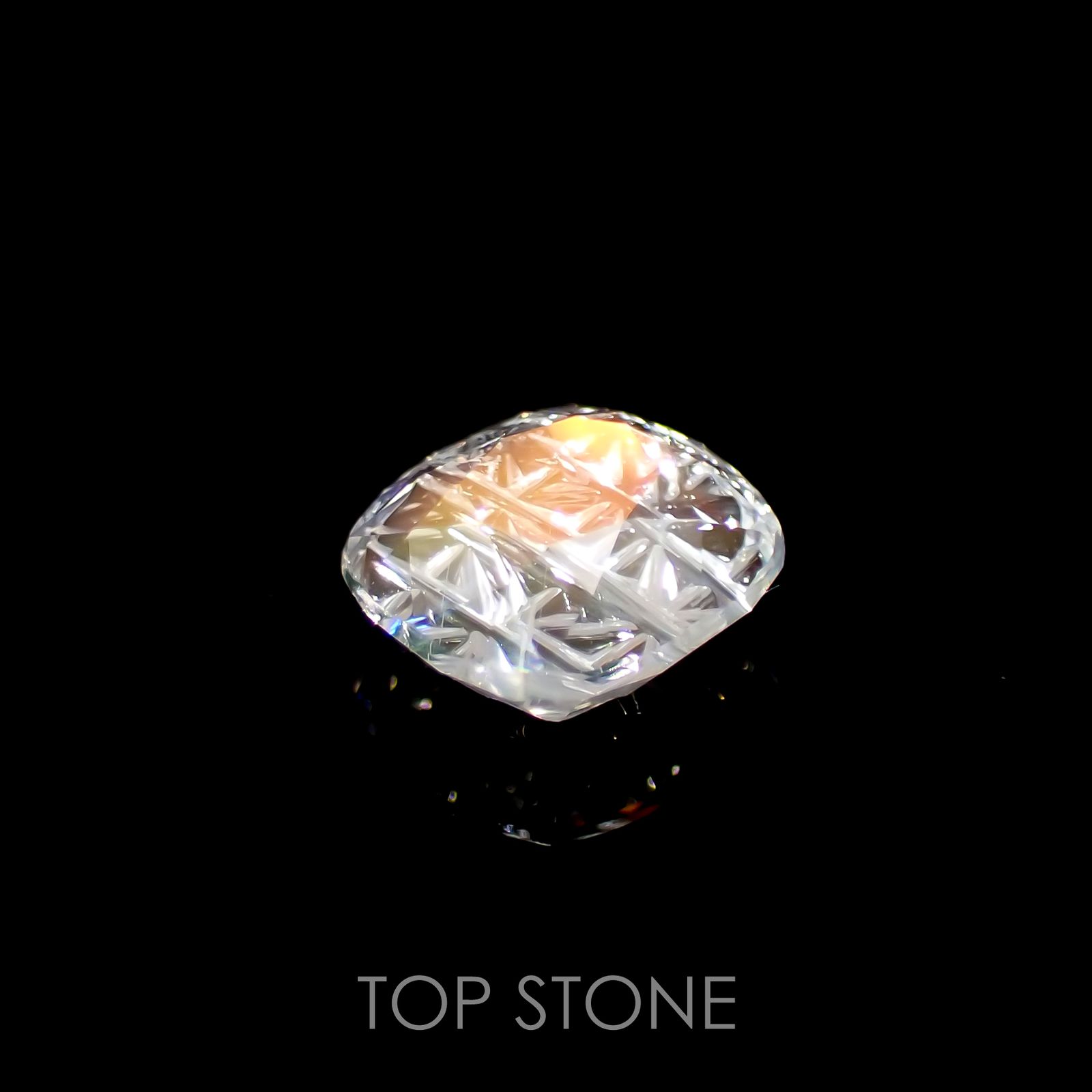 ◇甲州貴石切子Plus Three◇レインボームーンストーン カード付き マダガスカル産 ルース 0.62ct[210913346]5.9×5.5mm前後
