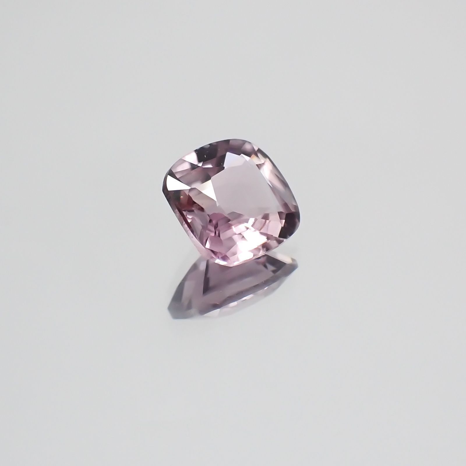 カラーシフト ピンクダイアスポア(宝石名ダイアスポア)アフガニスタン産 0.875ct ソ付(日独)[231124289]6x5.8mm前後