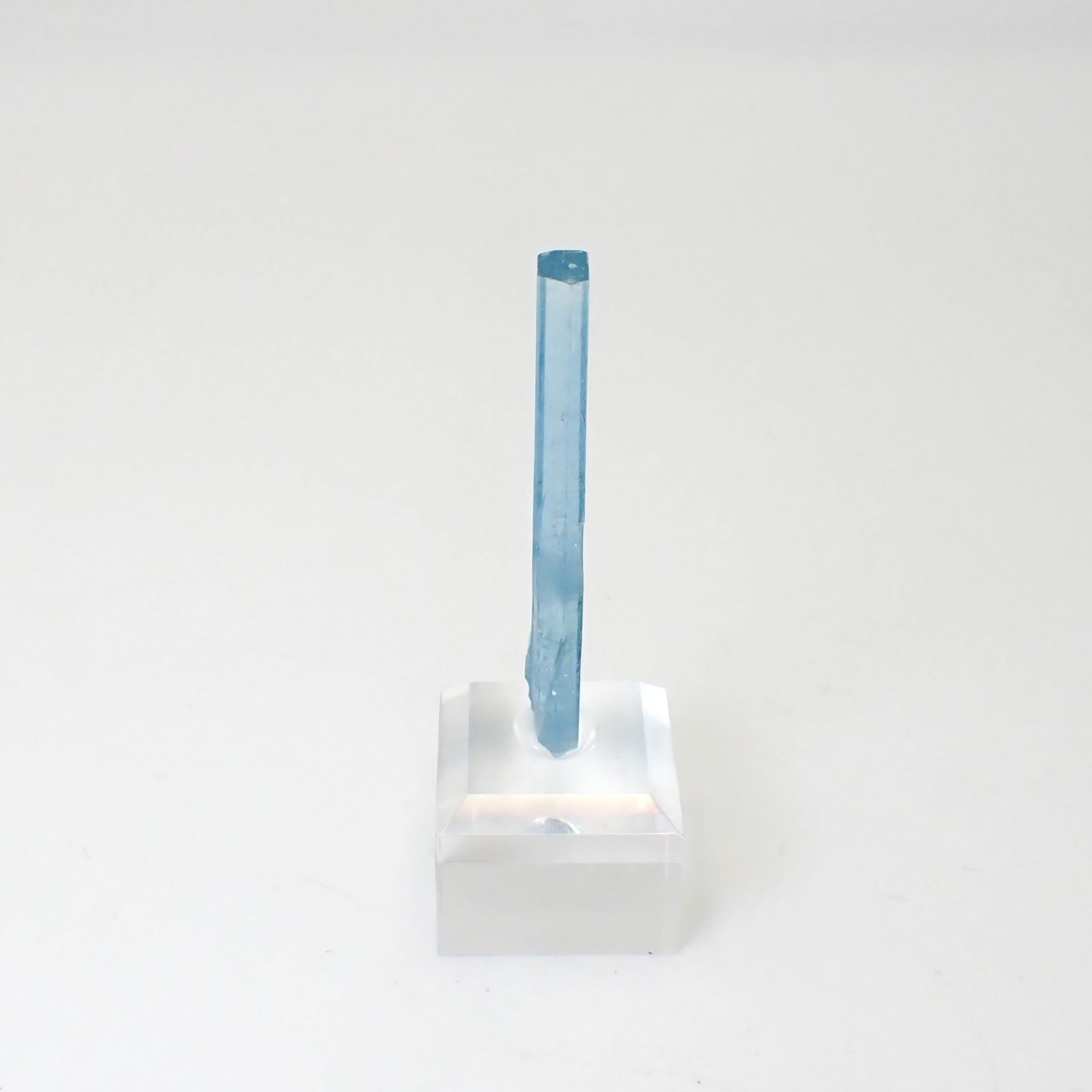 アクアマリン柱状結晶原石 ベトナム産 アクリル台座付き 22.59ct(4.518g) / 4.6x8.2x52.6mm前後 [260632330]