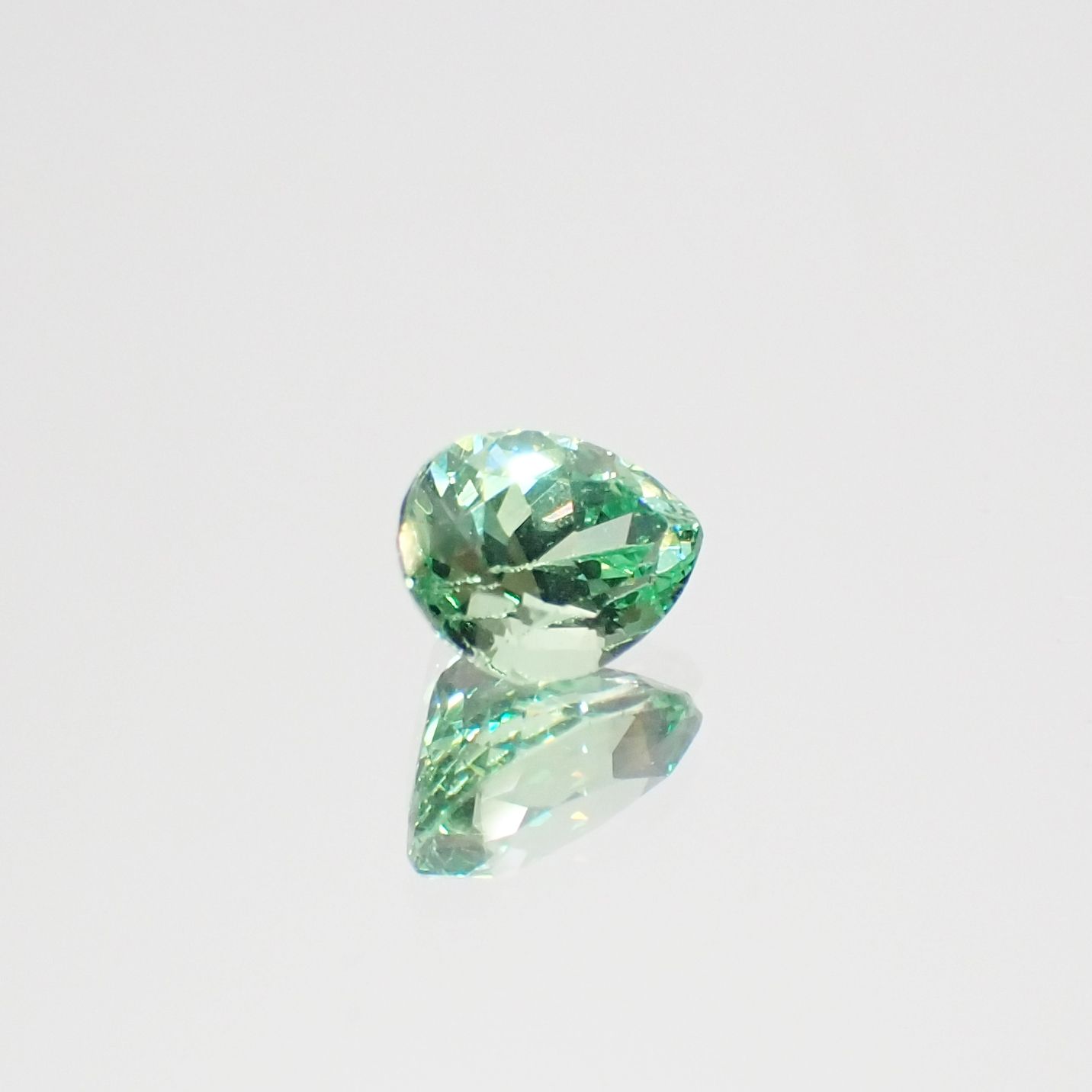 ミントガーネット タンザニア産 0.66ct[231023744]6.2x4.4mm前後