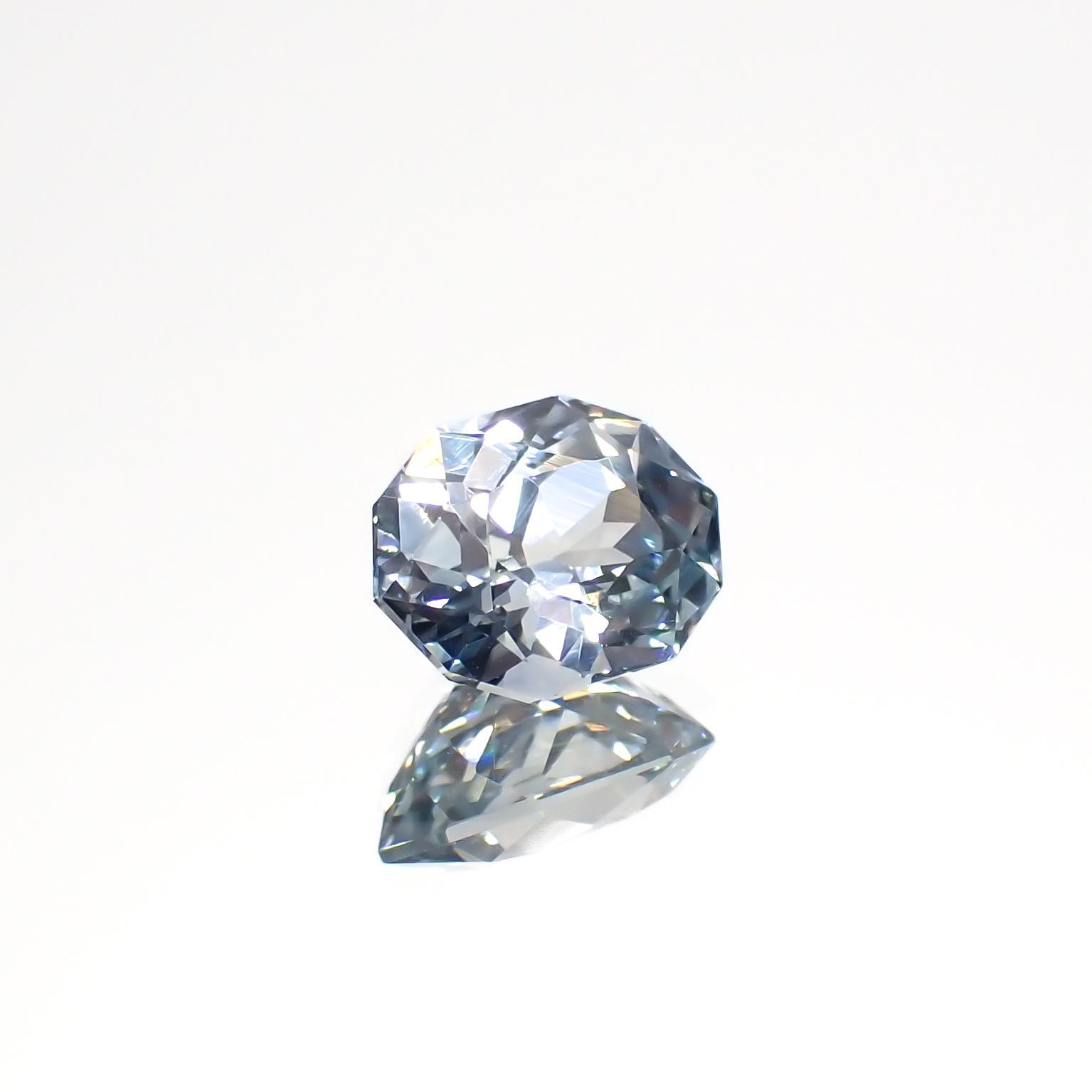 ◇カスタムカット◇アイスブルーサファイア(宝石名サファイア)スリランカ/マダガスカル産 1.54ct 識別済[220817454]7.8x5.9mm前後