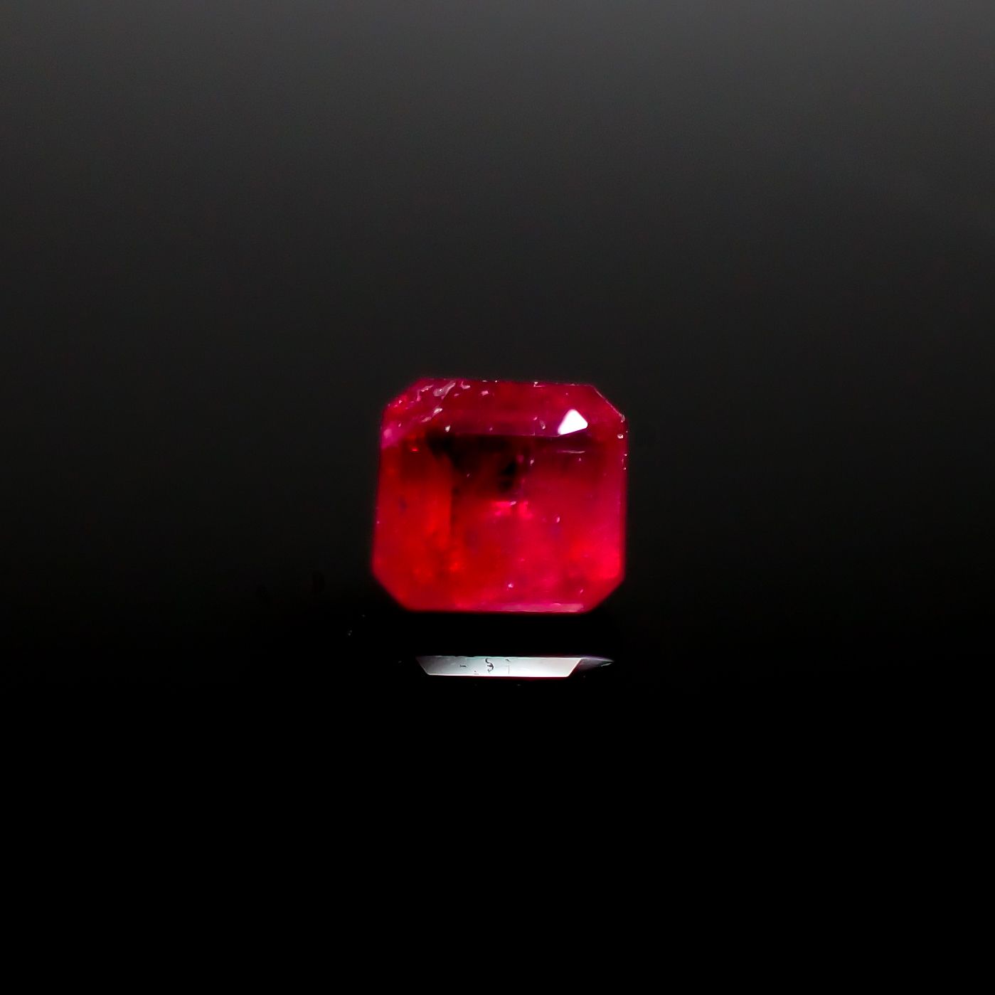 レッドベリル/ピンクベリル アメリカ・ユタ州産 0.24ct [250129785]3.7x3.6mm前後
